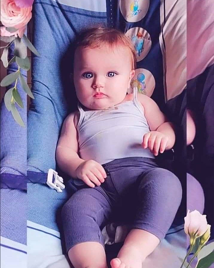 Mayanna a rejoint le concours — aidez-le/la à gagner de superbes lots ! baby, baby_toddler_clothing, cheek, child, comfort, finger, happy, human_leg, iris, knee, lap, leg, person, pink, plant, purple, skin, sleeve, thigh, toddler