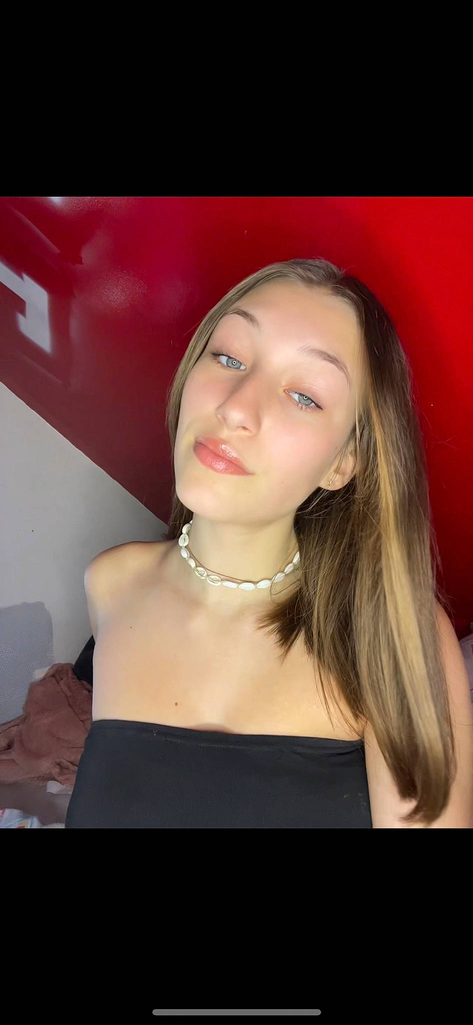 Eva participe au concours pour gagner de l'argent avec cette photo : beauty, black_hair, body_jewelry, cheek, chest, chin, earrings, eyebrow, eyelash, flash_photography, jaw, lip, lipstick, long_hair, magenta, makeover, mouth, neck, nose, person