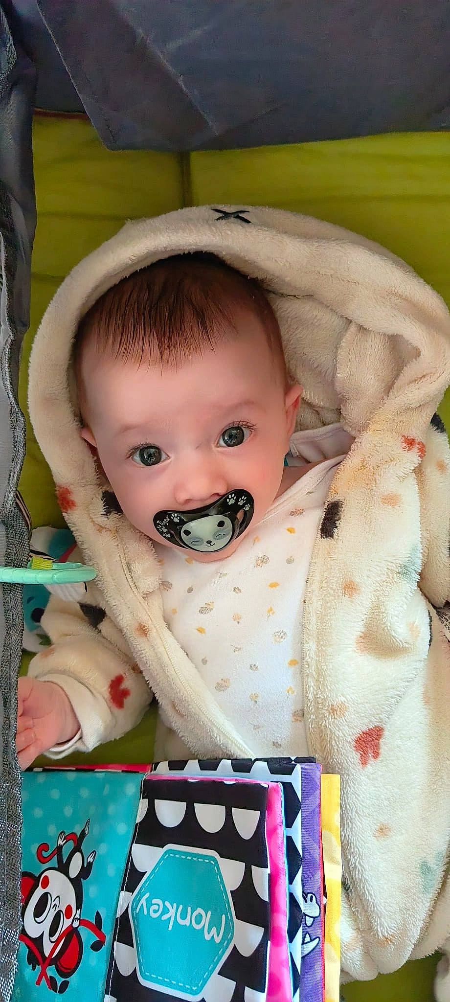 Eleanor a rejoint le concours — aidez-le/la à gagner de superbes lots ! baby, baby_carriage, baby_products, baby_safety, baby_toddler_clothing, cheek, comfort, eye, eyelash, face, head, iris, lip, mouth, person, pink, product, skin, sleeve, textile