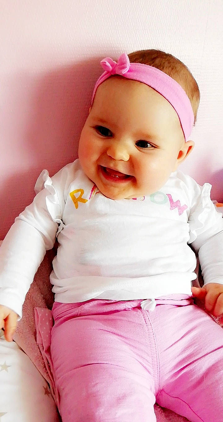 Loane a rejoint le concours — aidez-le/la à gagner de superbes lots ! baby, baby_products, baby_toddler_clothing, beauty, cheek, child, child_model, face, hair_accessory, head, headband, headgear, headwear, joy, lip, mouth, person, pink, product, skin