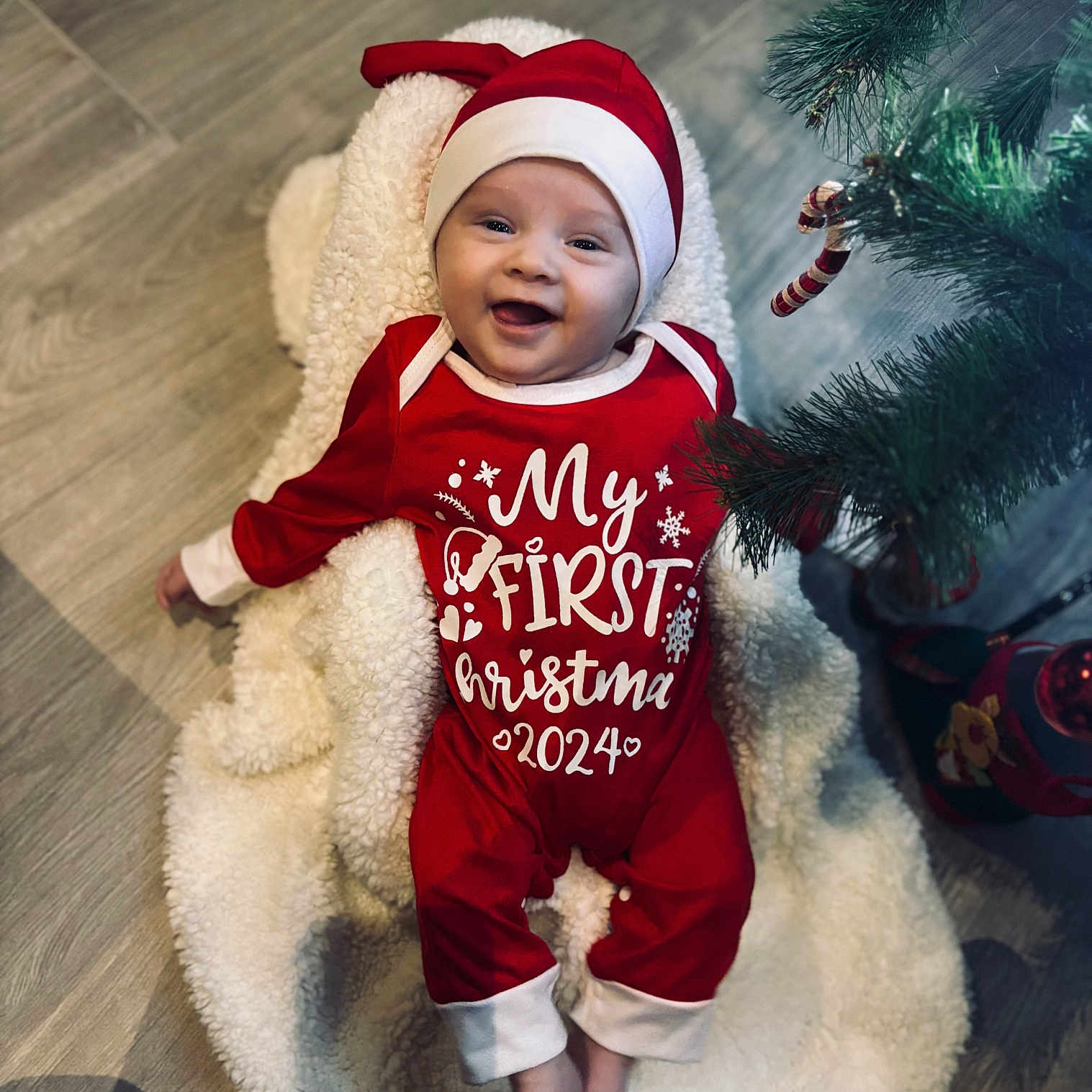 Sacha a rejoint le concours — aidez-le/la à gagner de superbes lots ! baby, babylaughing, clothing, costume, face, festival, happy, hat, head, hood, laughing, lighting, pants, person, photography, plant, portrait, smile, tree, wood
