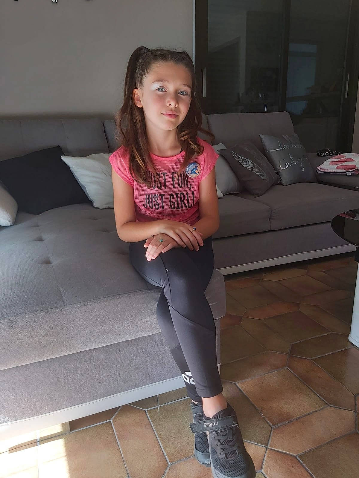 Manon a rejoint le concours — aidez-le/la à gagner de superbes lots ! blond, comfort, couch, fashion_design, flooring, human_leg, joint, knee, leg, long_hair, magenta, person, shoulder, sock, sportswear, stocking, street_fashion, t_shirt, television, thigh