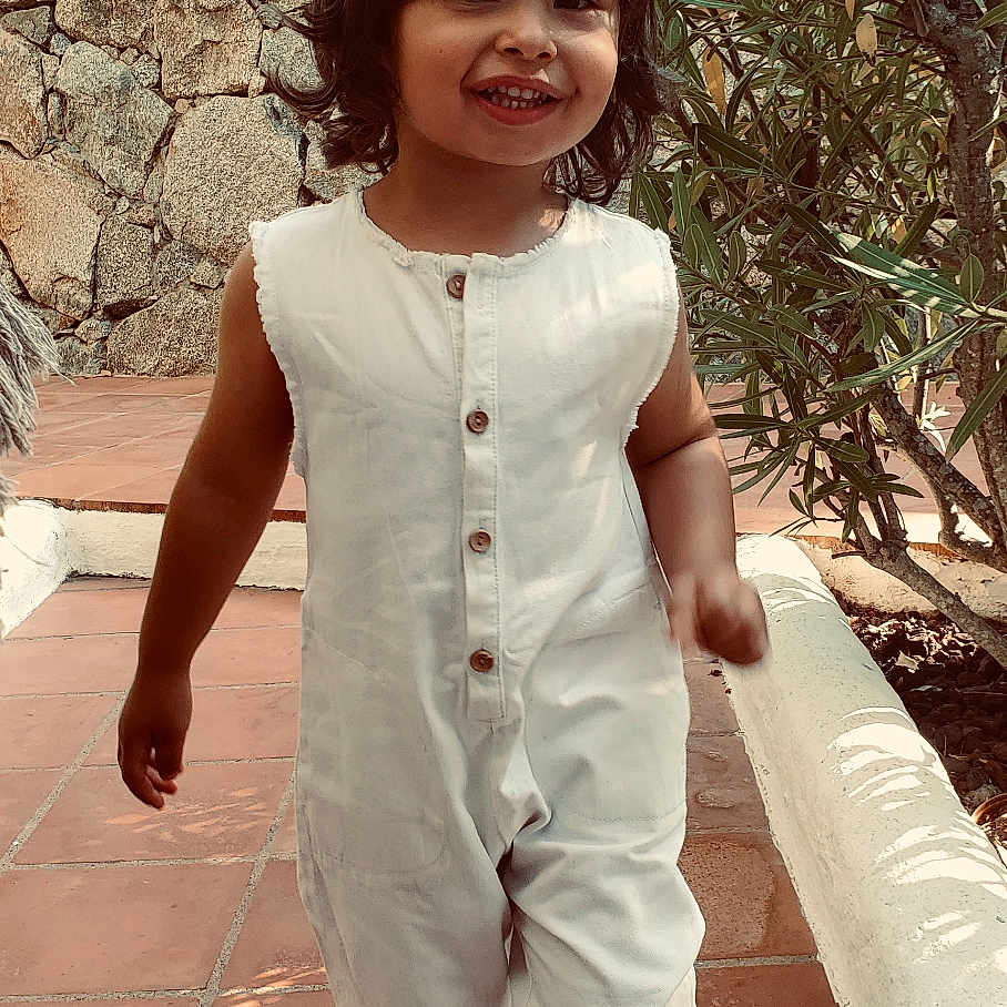 Adam a rejoint le concours — aidez-le/la à gagner de superbes lots ! child, clothing, face, female, flagstone, footwear, girl, happy, head, pants, path, person, photography, plant, portrait, pottedplant, sandal, smile, summer, walkway