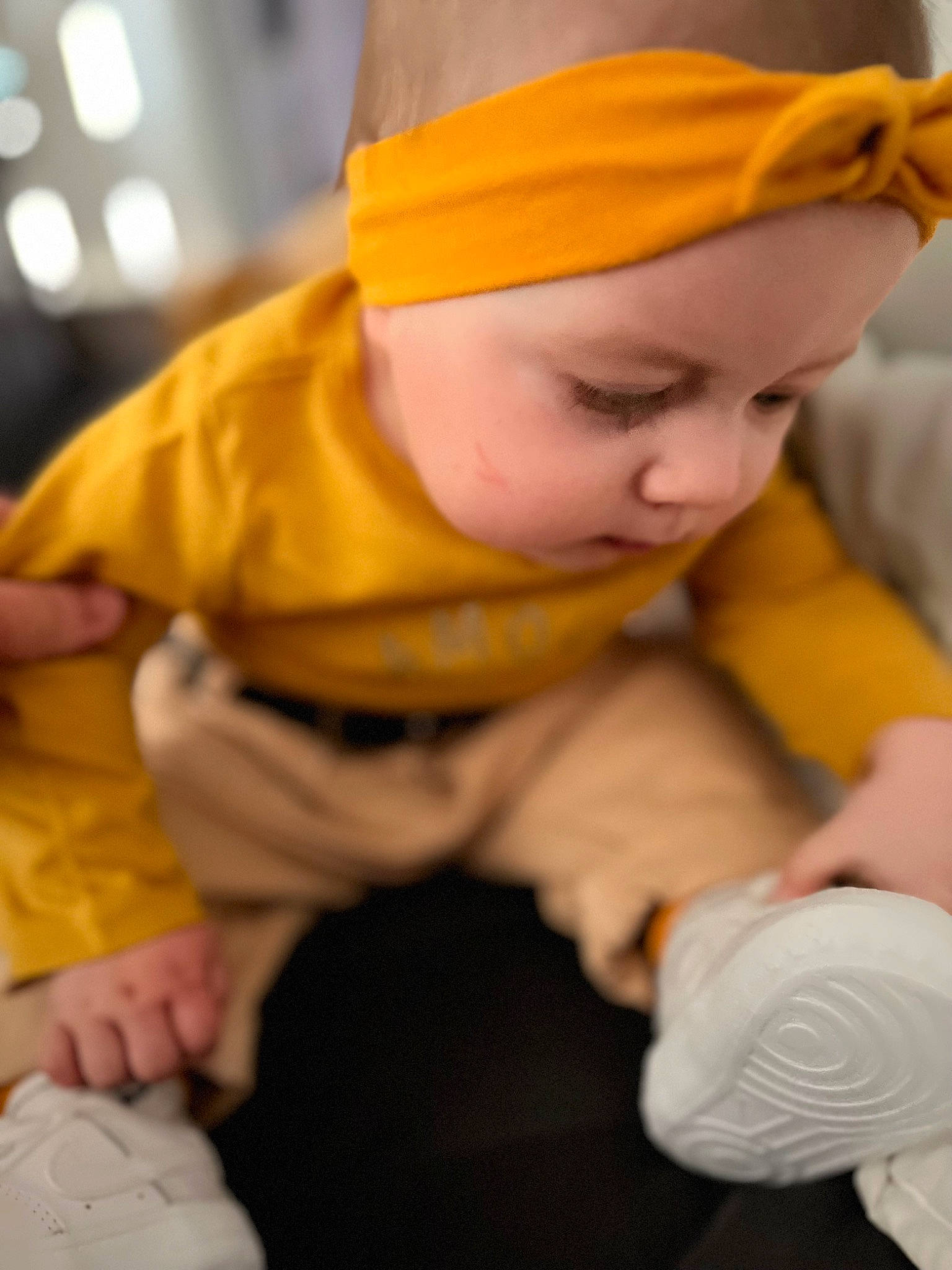 Lahyana participe au concours pour gagner de l'argent avec cette photo : baby, baby_products, baby_toddler_clothing, cap, cheek, child, comfort, eye, fashion_accessory, finger, flooring, fun, hat, orange, person, room, sitting, skin, thumb, toddler