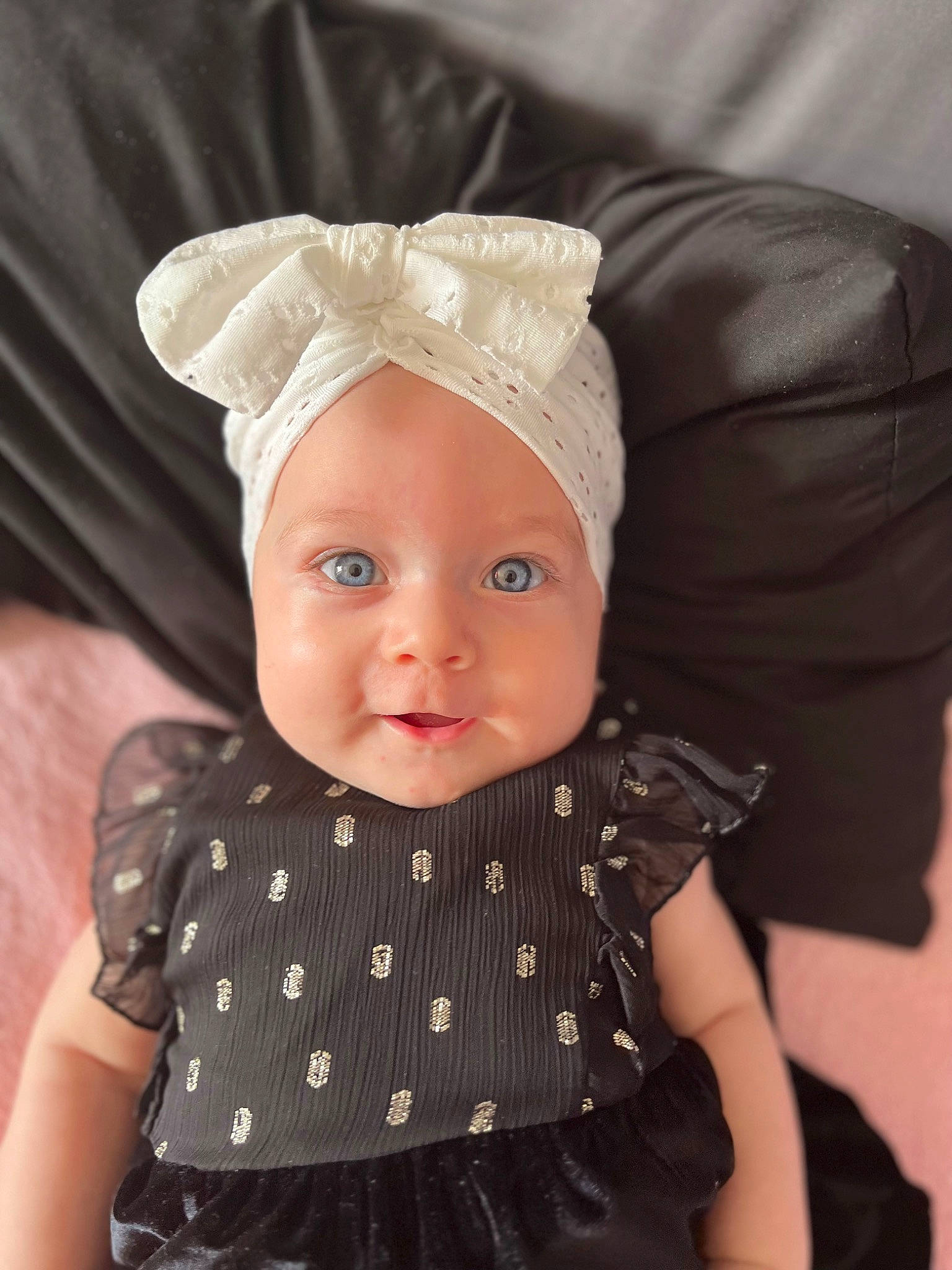 Lahyana participe au concours pour gagner de l'argent avec cette photo : baby, baby_toddler_clothing, child, costume_hat, day_dress, embellishment, fashion_accessory, flash_photography, hair_accessory, happy, headband, headgear, headpiece, headwear, jewellery, lip, pattern, person, pink, sleeve