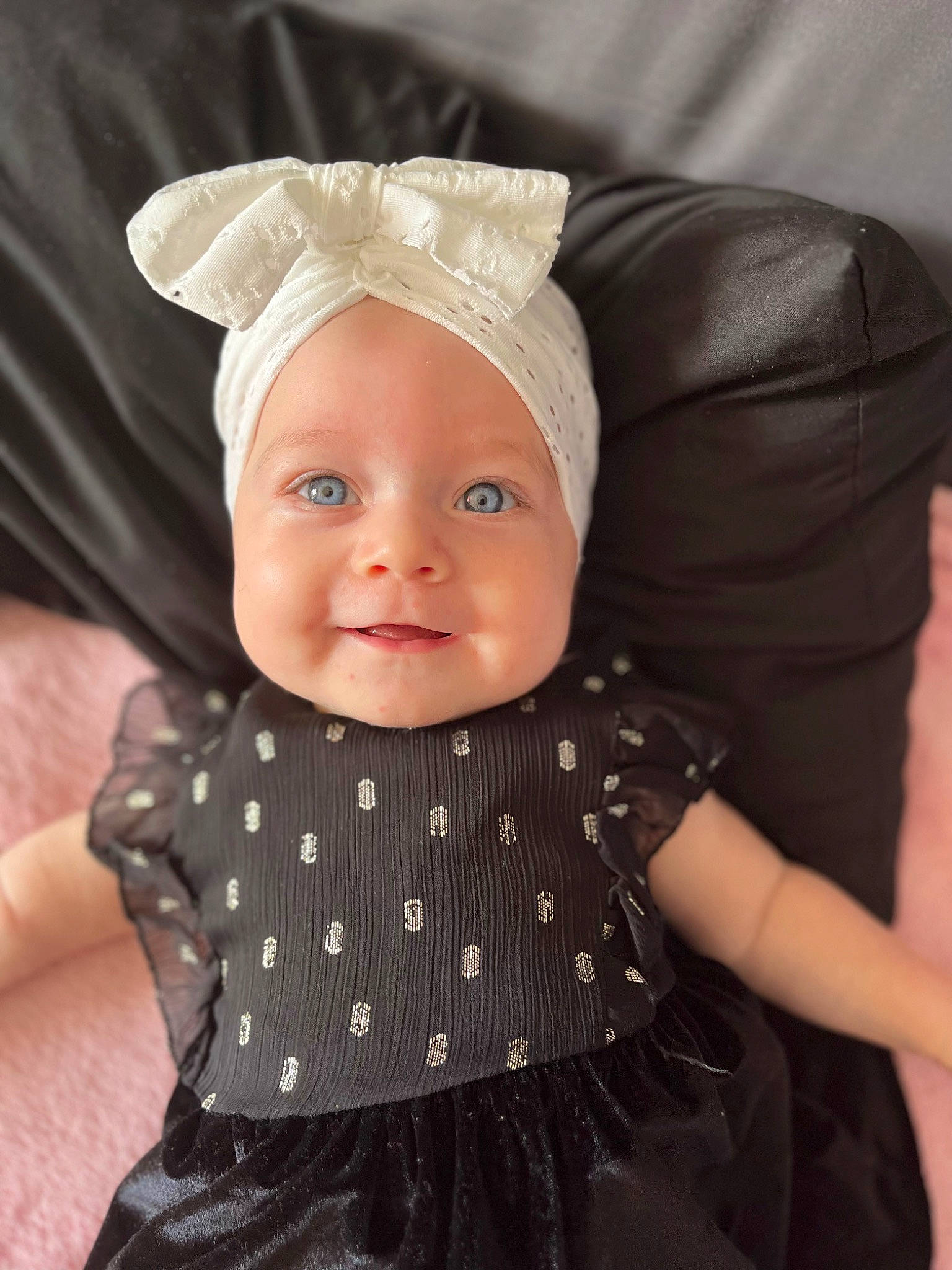 Lahyana participe au concours pour gagner de l'argent avec cette photo : baby, baby_products, baby_toddler_clothing, blond, cap, cheek, child, chin, collar, embellishment, fashion_accessory, flash_photography, happy, headgear, headwear, lip, pattern, person, skin, sleeve