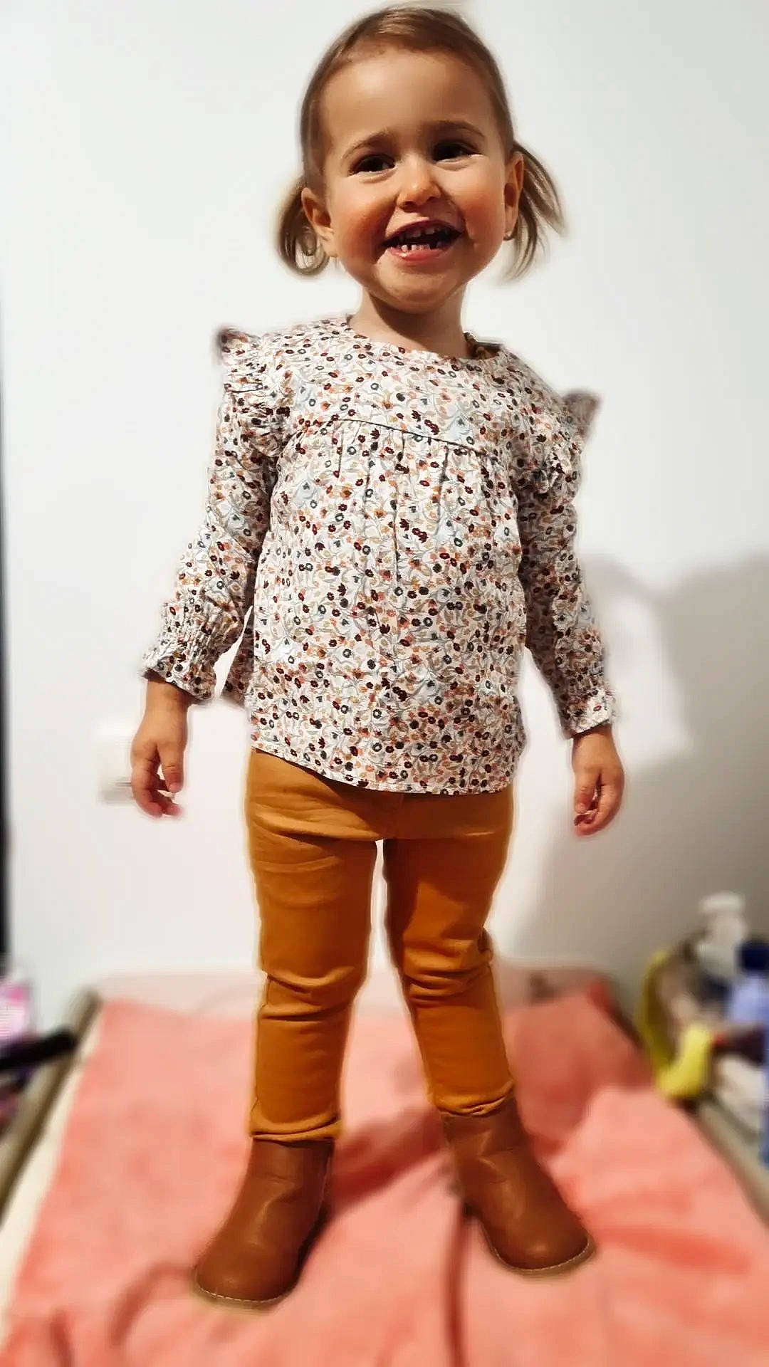 Lilou participe au concours pour gagner de l'argent avec cette photo : blazer, fashion, fashion_design, fawn, head, human_body, jewellery, joint, joy, knee, lip, neck, pattern, person, shoulder, skin, sleeve, smile, street_fashion, thigh