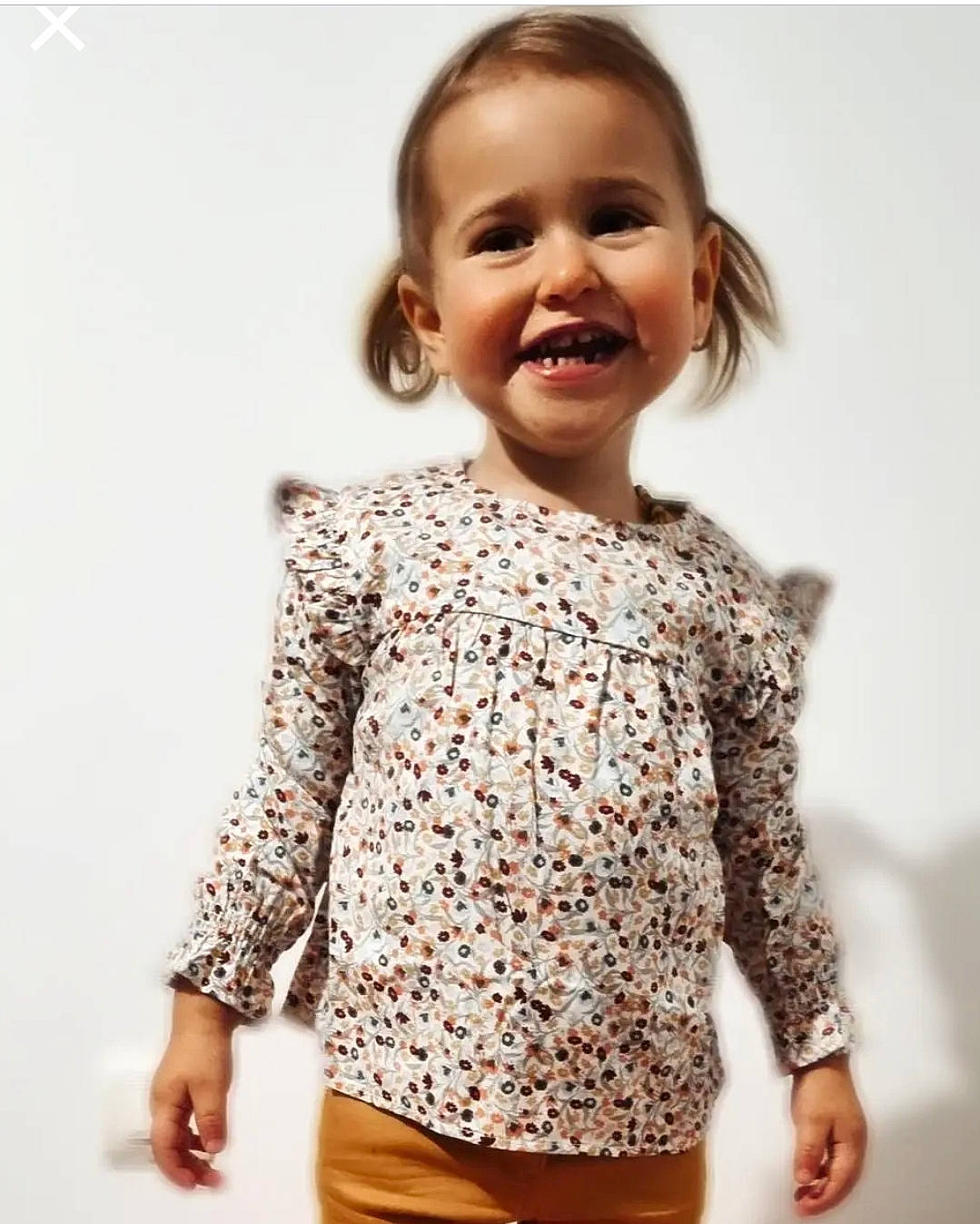 Lilou participe au concours pour gagner de l'argent avec cette photo : blazer, collar, dress_shirt, face, facial_expression, fashion_design, finger, gesture, hair, hairstyle, happy, joy, neck, person, shoulder, sleeve, smile, street_fashion, t_shirt, toddler
