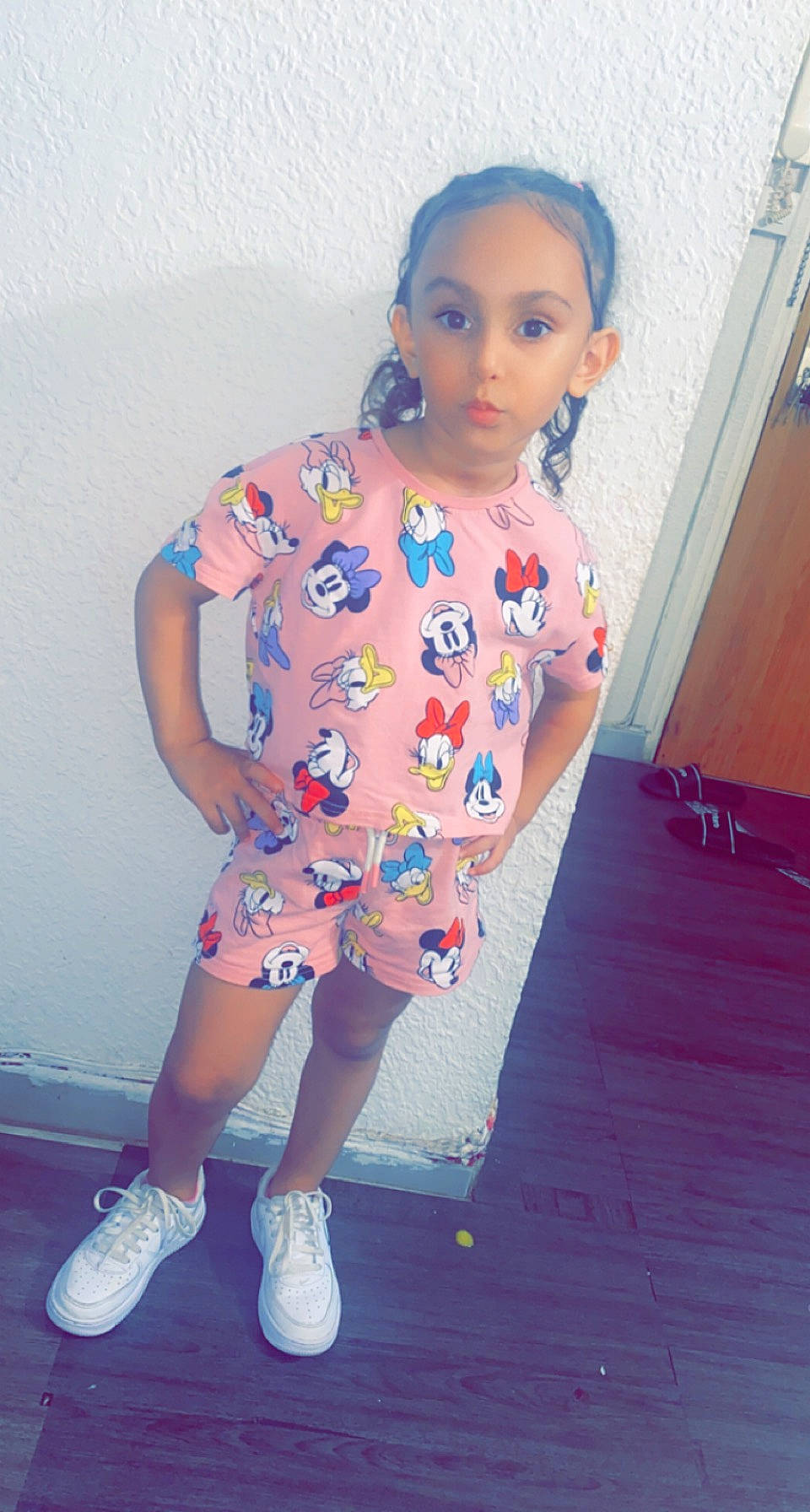 Melina participe au concours pour gagner de l'argent avec cette photo : black_hair, child, cool, day_dress, electric_blue, fashion_design, flooring, human_leg, joint, knee, magenta, pattern, person, pink, purple, sandal, shoulder, sleeve, sportswear, t_shirt