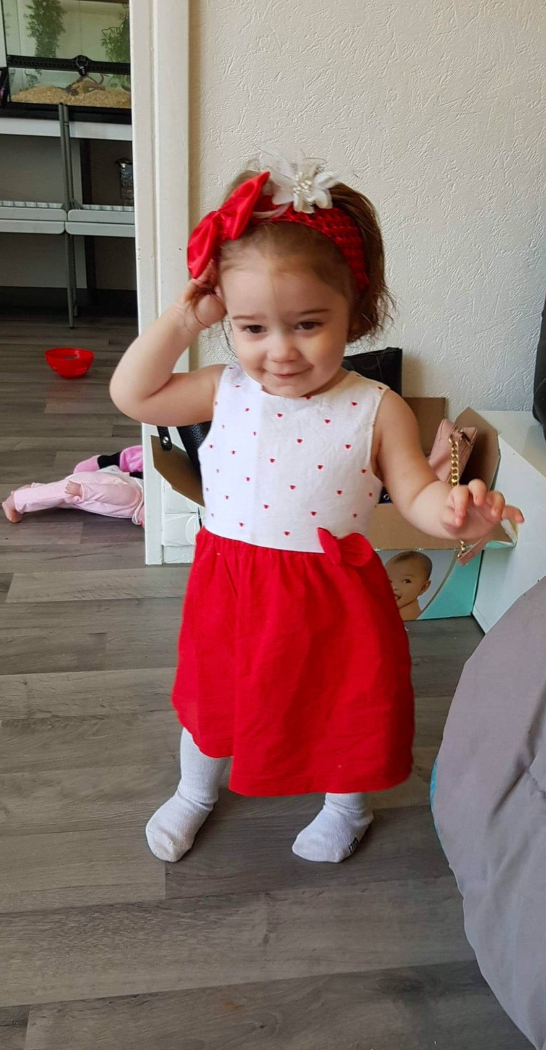 Manon participe au concours pour gagner de l'argent avec cette photo : baby, baby_toddler_clothing, child, costume, event, eyewear, fun, hairstyle, happy, human_leg, joy, magenta, one_piece_garment, pattern, peach, person, pink, room, sleeve, smile