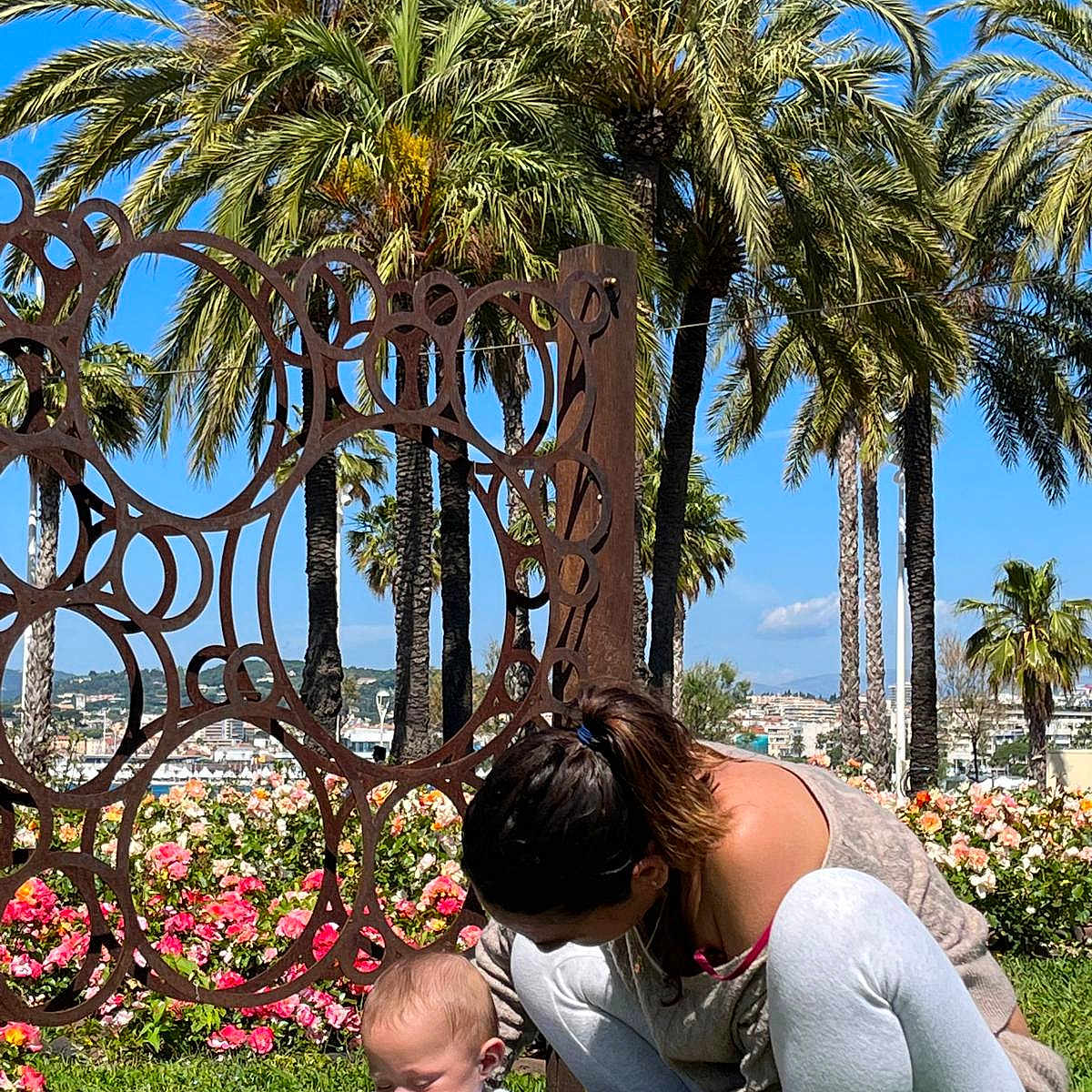 Lilou participe au concours pour gagner de l'argent avec cette photo : adult, baby, face, female, garden, grass, head, nature, outdoors, palmtree, park, people, person, photography, plant, portrait, pottedplant, summer, tree, woman
