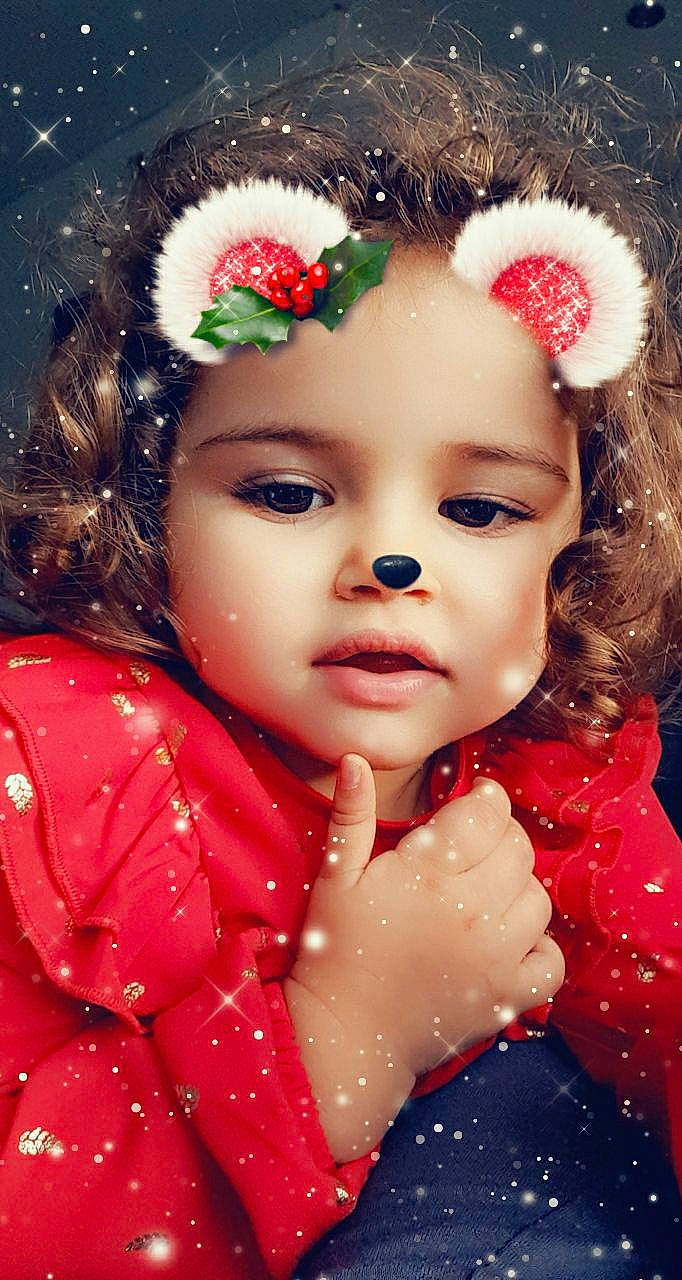 Ambre participe au concours pour gagner de l'argent avec cette photo : baby, cheek, child, child_model, costume_accessory, embellishment, eye, eyelash, gesture, hair_accessory, headgear, lip, mouth, nail, nose, pattern, person, petal, portrait_photography, red