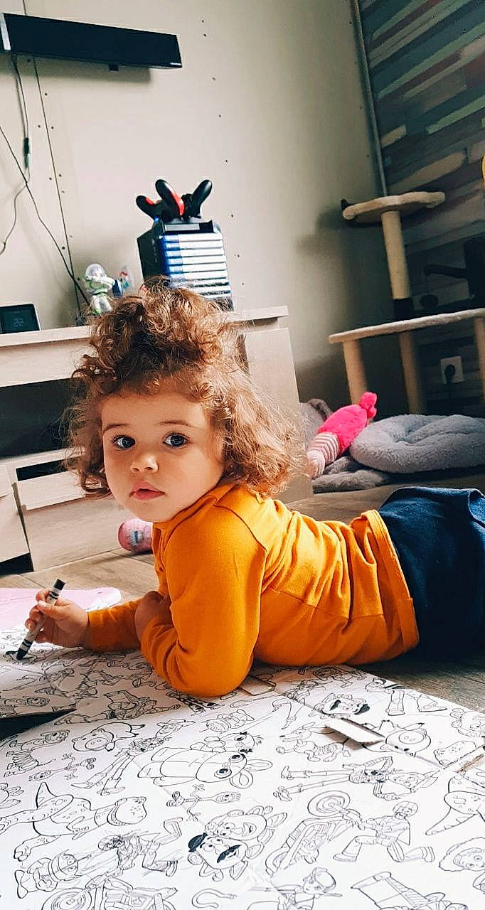 Ambre a rejoint le concours — aidez-le/la à gagner de superbes lots ! baby, baby_toddler_clothing, child_art, curious, linens, office_supplies, person, room, shelf, shelving, toddler