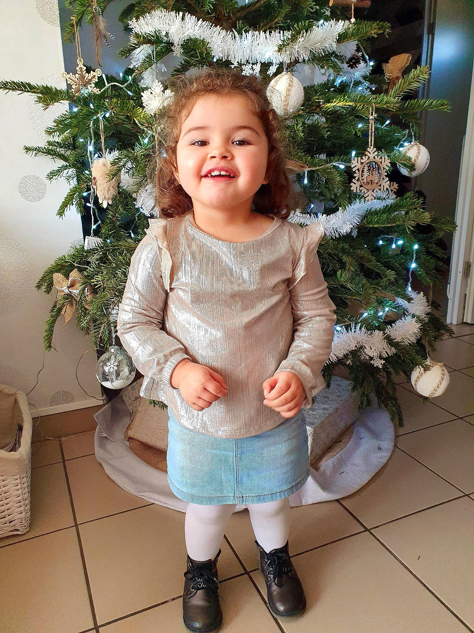 Ambre a rejoint le concours — aidez-le/la à gagner de superbes lots ! baby_toddler_clothing, boot, child, child_model, christmas, christmas_decoration, christmas_eve, christmas_tree, clothing, conifer, happy, holiday, human_body, interior_design, joy, laugh, ornament, person, shoe, sleeve