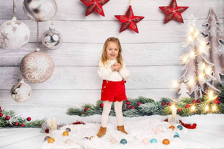 Léana participe au concours pour gagner de l'argent avec cette photo : christmas, christmas_decoration, christmas_eve, christmas_ornament, christmas_tree, event, happy, holiday, holiday_ornament, interior_design, joy, lighting, ornament, person, photograph, plant, red, smile, toddler, twig