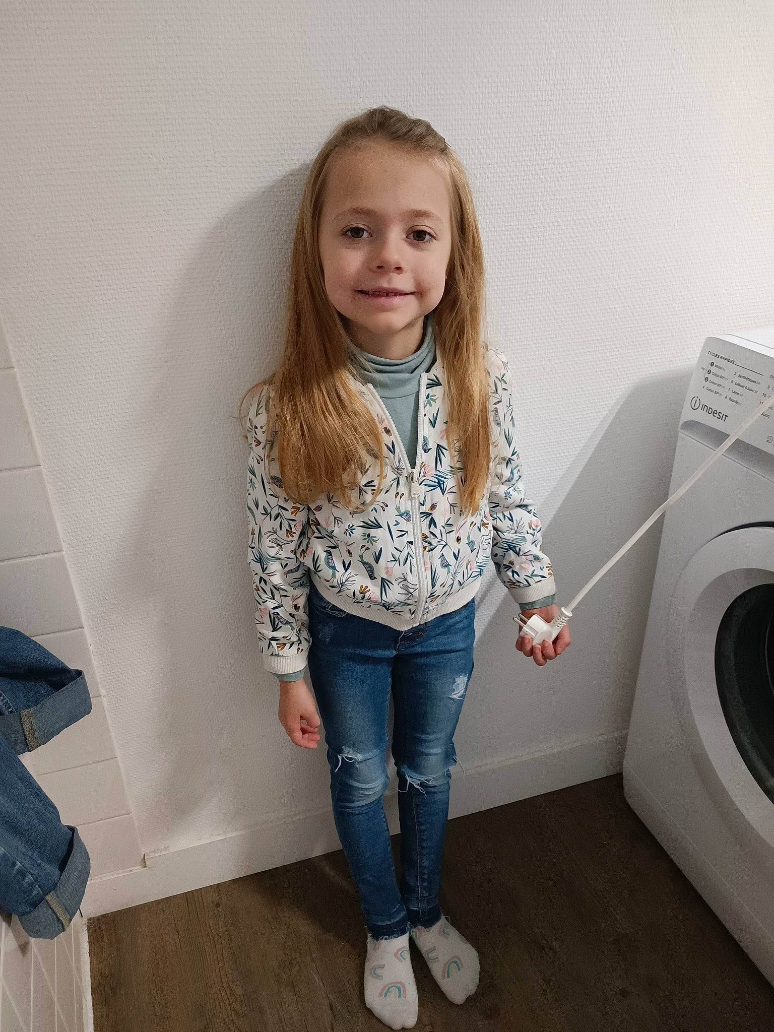 Léana a rejoint le concours — aidez-le/la à gagner de superbes lots ! clothes_dryer, flooring, fun, happy, home_appliance, human_leg, jeans, joy, knee, laundry, leg, machine, pattern, person, room, sleeve, smile, sock, t_shirt, thigh
