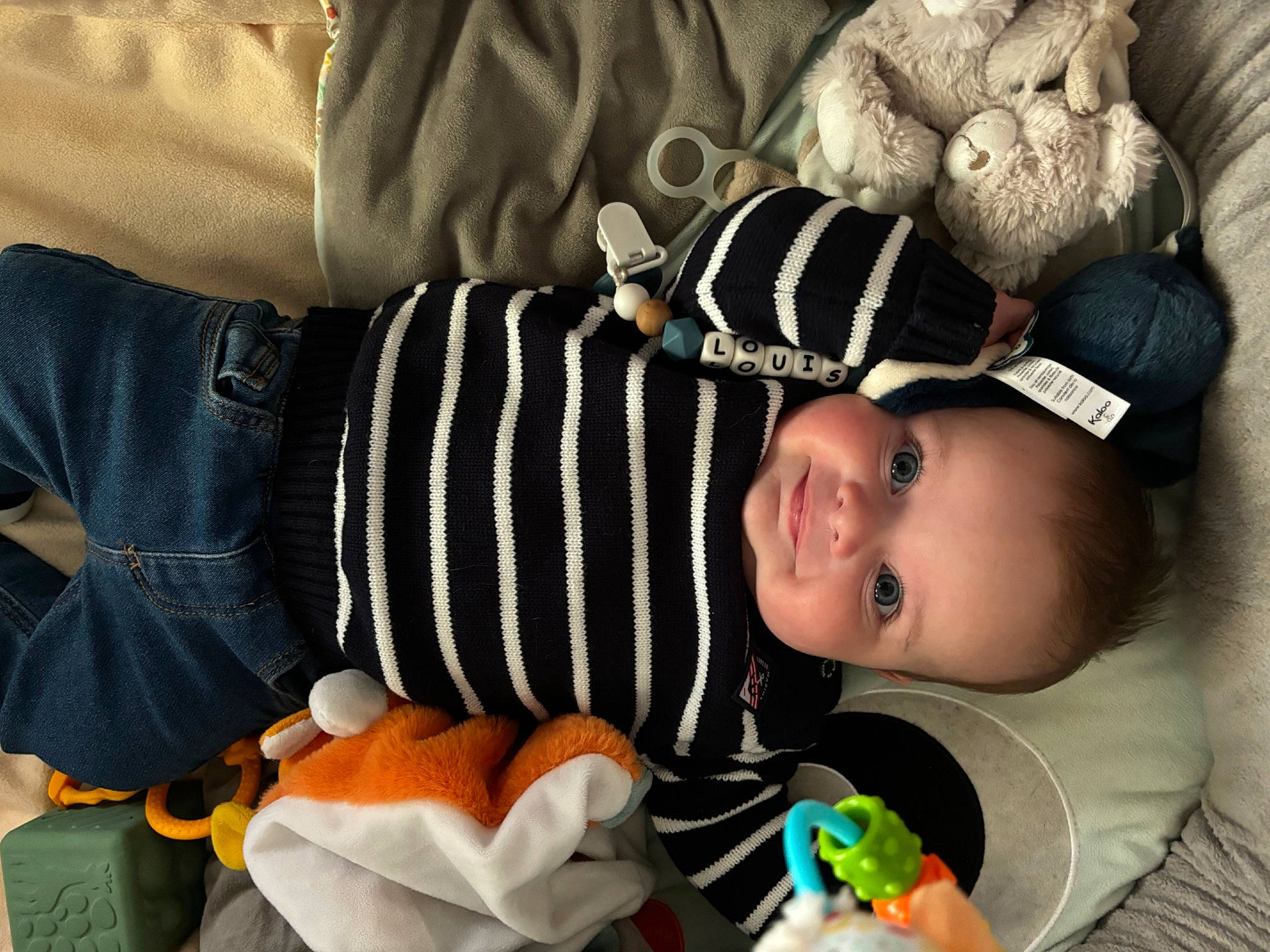 Louis participe au concours pour gagner de l'argent avec cette photo : baby, baby_products, baby_sleeping, baby_toddler_clothing, baby_toys, child, comfort, happy, linens, orange, person, product, room, sitting, smile, sock, stuffed_toy, textile, toddler, toy