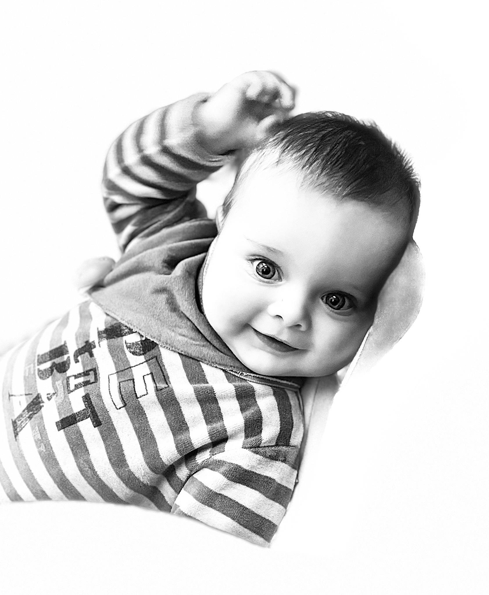 Louis participe au concours pour gagner de l'argent avec cette photo : arm, baby, baby_toddler_clothing, cheek, child, collar, comfort, eye, eyelash, flash_photography, fur, gesture, happy, joy, monochrome, monochrome_photography, person, sitting, sleeve, smile
