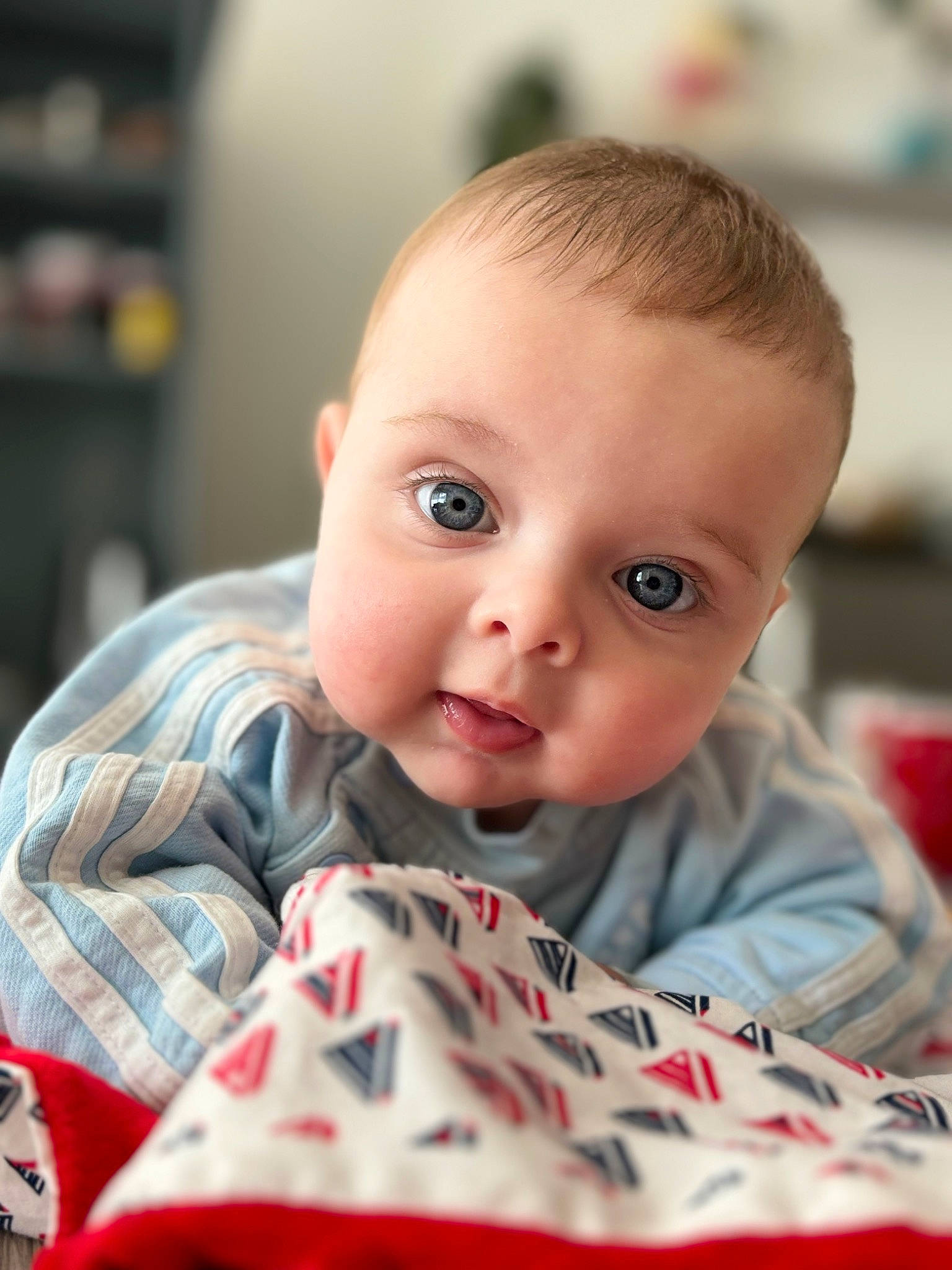 Louis a rejoint le concours — aidez-le/la à gagner de superbes lots ! baby, baby_toddler_clothing, blond, cheek, chin, comfort, eyelash, face, flash_photography, fun, happy, head, iris, lip, person, plaid, sitting, skin, sleeve, tartan
