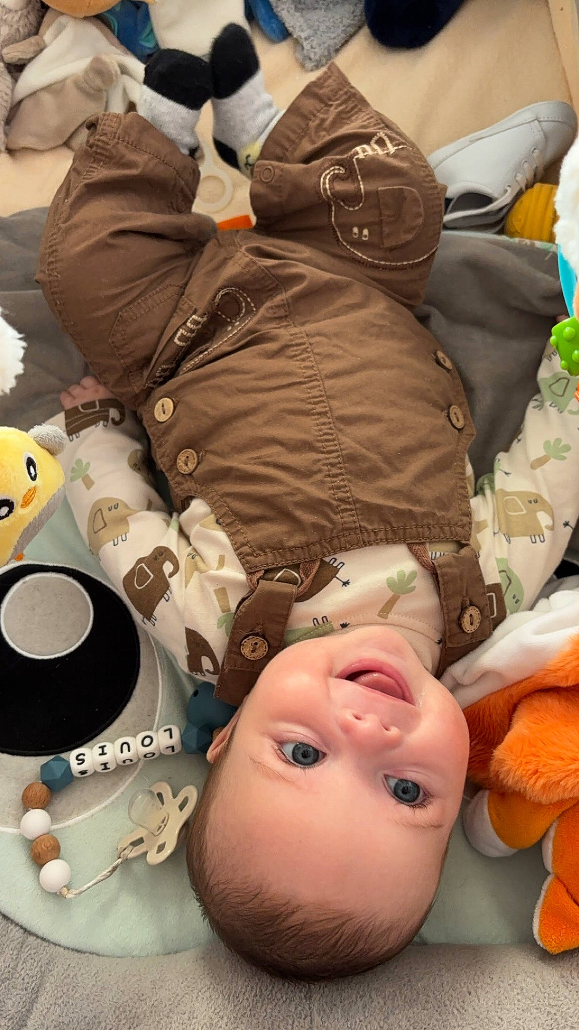 Louis a rejoint le concours — aidez-le/la à gagner de superbes lots ! baby, bag, cheek, child, comfort, eyelash, fun, fur, happy, head, headgear, human, mammal, mouth, people, person, personal_protective_equipment, plush, stuffed_toy, toddler