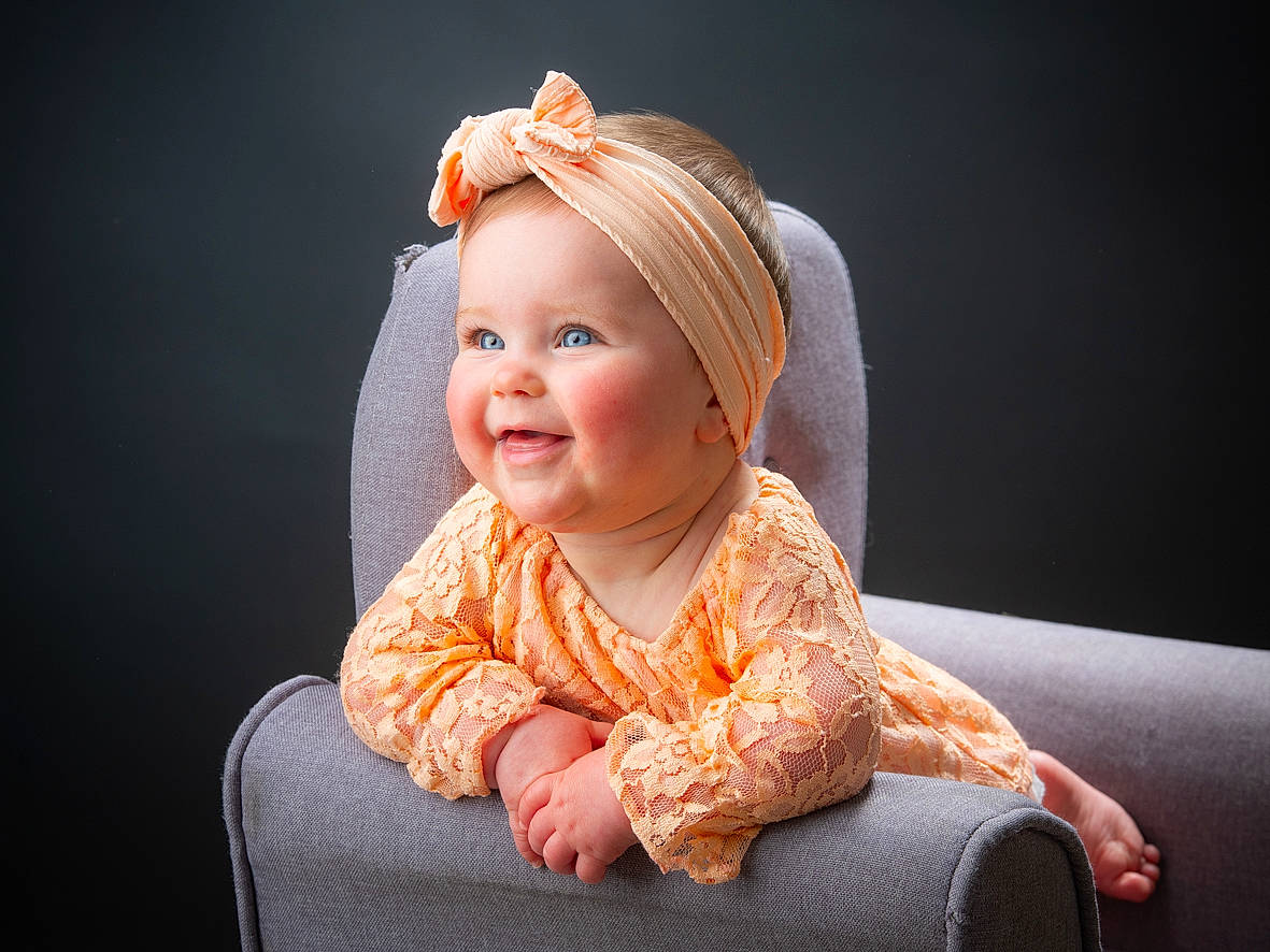 éloah participe au concours pour gagner de l'argent avec cette photo : baby, baby_toddler_clothing, cheek, child, comfort, entertainment, event, fashion_accessory, flash_photography, fun, happy, headpiece, headwear, joy, laugh, peach, person, portrait_photography, sitting, skin