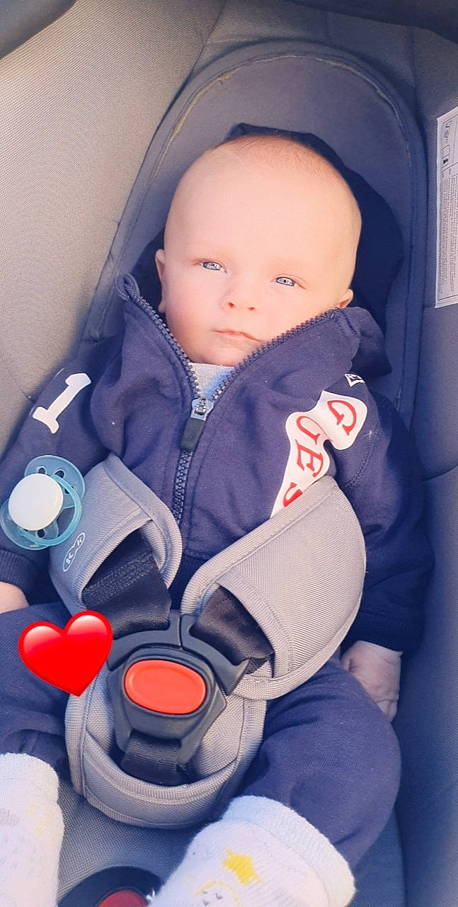 Giulyano participe au concours pour gagner de l'argent avec cette photo : auto_part, baby, baby_carriage, baby_in_car_seat, baby_products, baby_safety, baby_toddler_clothing, car_seat, cheek, child, comfort, electric_blue, finger, head_restraint, nail, orange, person, seat_belt, service, thumb