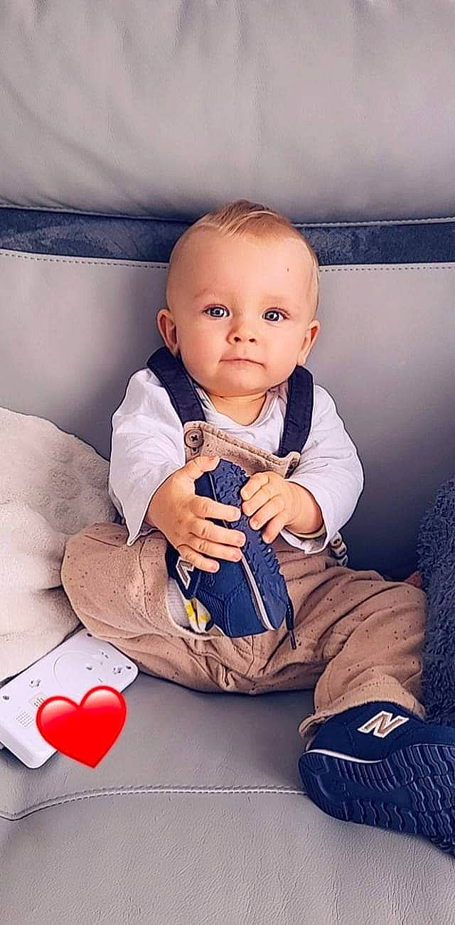 Giulyano participe au concours pour gagner de l'argent avec cette photo : baby, baby_toddler_clothing, carmine, cheek, child, comfort, elbow, finger, flash_photography, foot, happy, human_leg, knee, person, sitting, skin, sleeve, t_shirt, thigh, tie