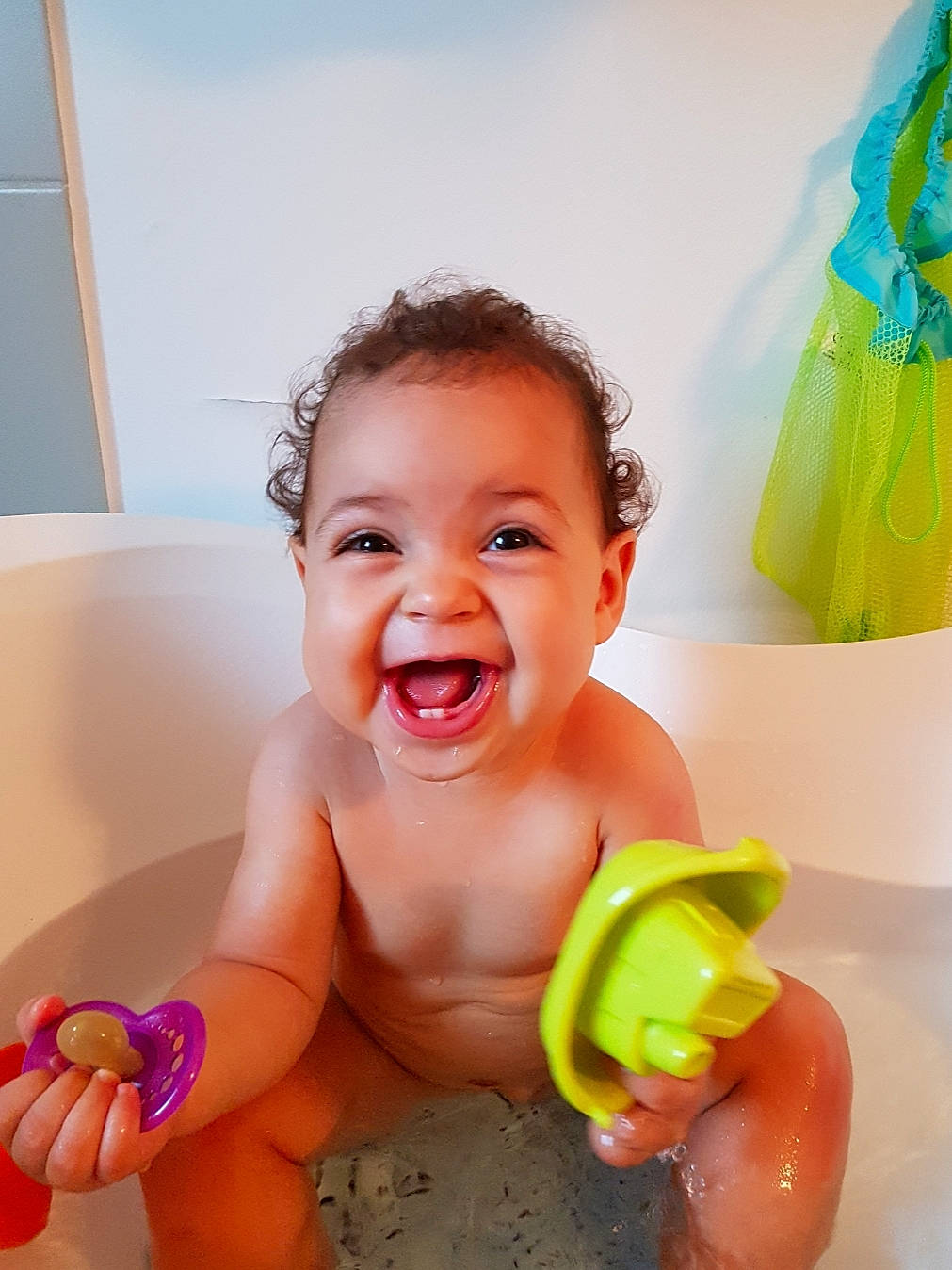 Zola a rejoint le concours — aidez-le/la à gagner de superbes lots ! bathing, cheek, child, facial_expression, fun, girl, hand, happiness, infant, laughter, mouth, person, play, skin, smile, toddler, tooth, toy