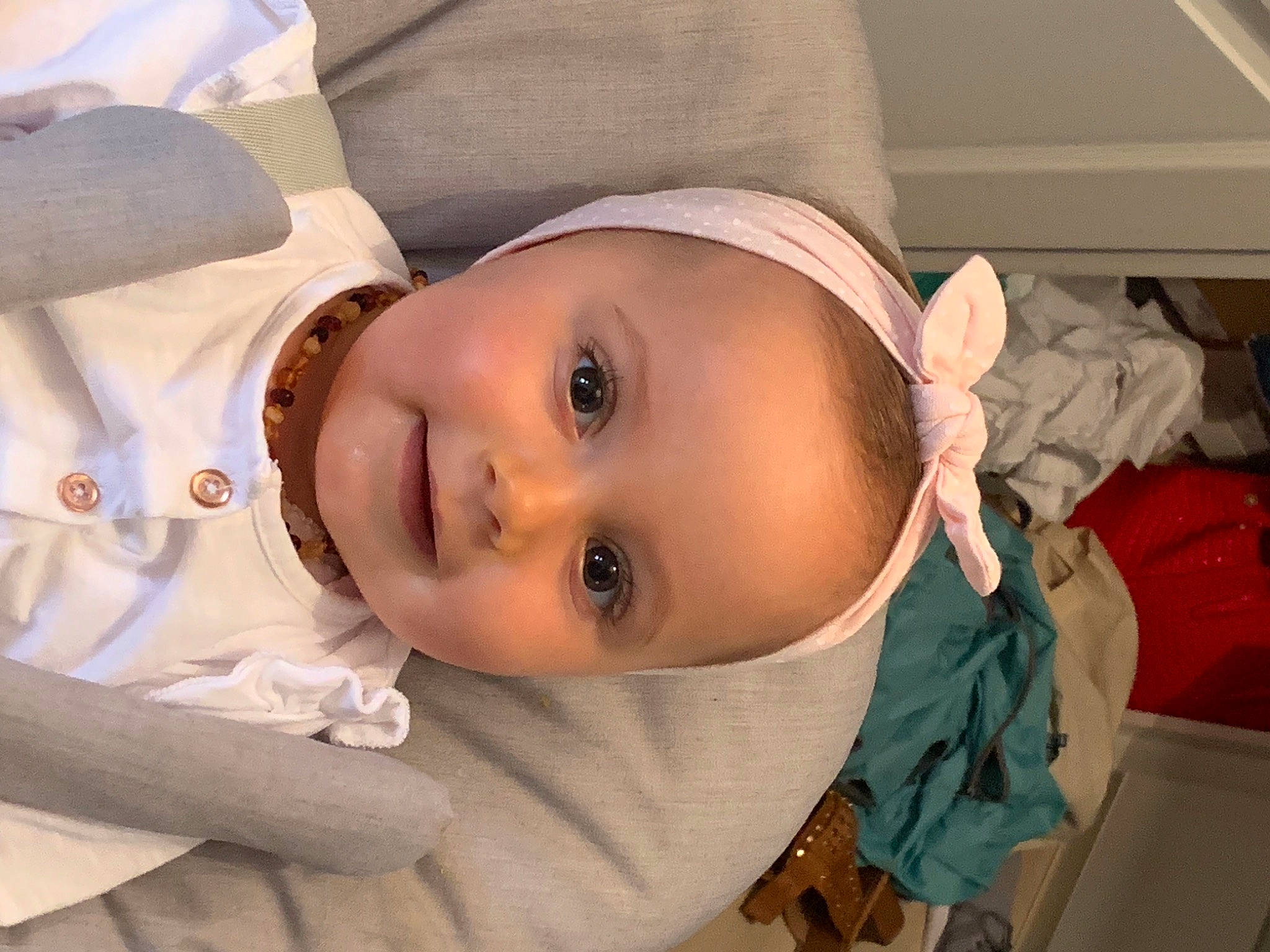 Lison a rejoint le concours — aidez-le/la à gagner de superbes lots ! baby, baby_toddler_clothing, box, cheek, child, comfort, eyebrow, eyelash, happy, hat, lip, mouth, nose, person, product, skin, sleeve, smile, toddler, tree