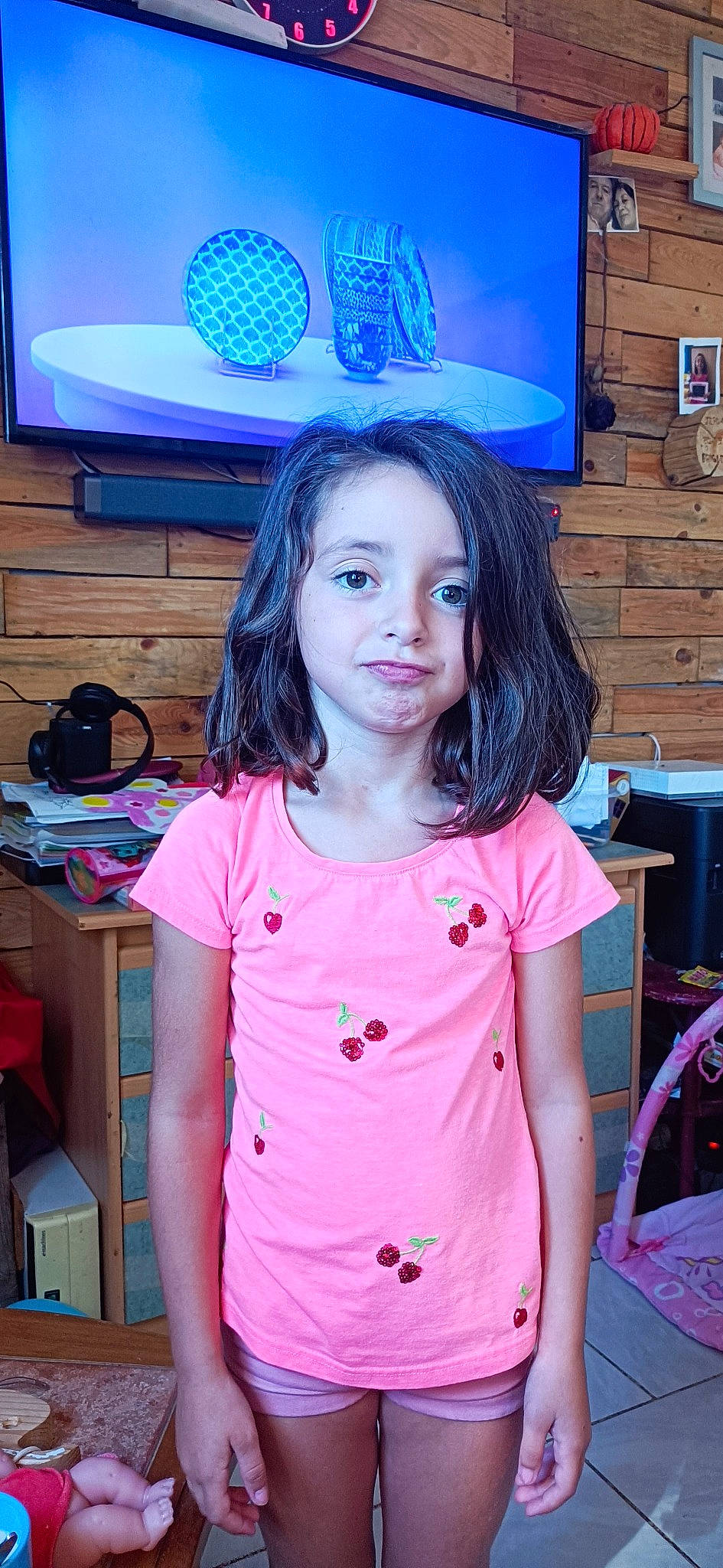 Brandy a rejoint le concours — aidez-le/la à gagner de superbes lots ! beauty, blue, child, chin, cool, design, electric_blue, event, eyelash, fashion, fun, happy, leisure, magenta, person, pink, purple, room, sleeve, t_shirt