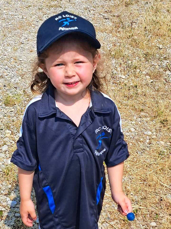 Mya a rejoint le concours — aidez-le/la à gagner de superbes lots ! baseball_cap, blue, cap, child, clothing, electric_blue, fun, grass, happy, hat, headgear, headwear, mammal, people_in_nature, person, sleeve, smile, standing, t_shirt, toddler