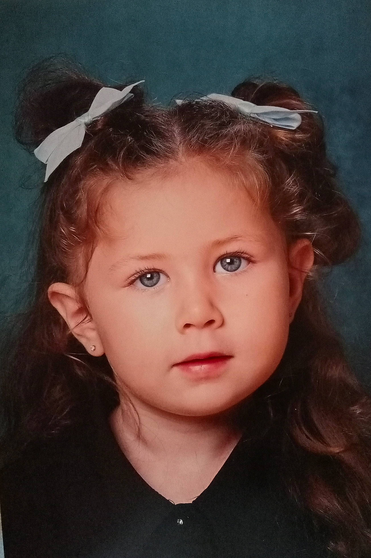 Mya a rejoint le concours — aidez-le/la à gagner de superbes lots ! black_hair, cheek, chin, ear, eyebrow, eyelash, flash_photography, forehead, hair, hairstyle, happy, headgear, headpiece, human_body, iris, jaw, lip, nose, person, smile