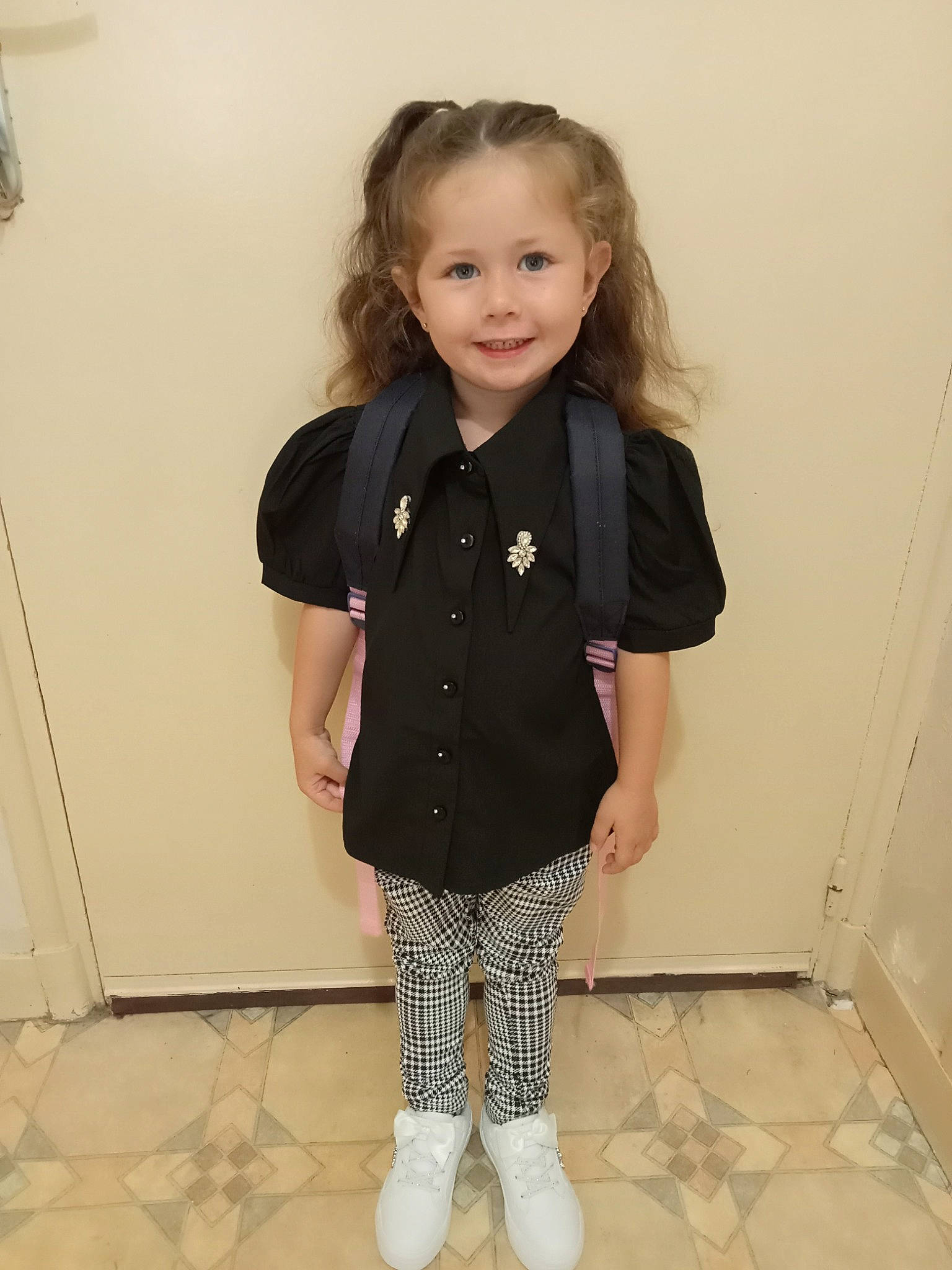 Mya a rejoint le concours — aidez-le/la à gagner de superbes lots ! baby_toddler_clothing, blazer, child, collar, dress_shirt, embellishment, face, fashion_design, flooring, formal_wear, happy, human_body, human_leg, joy, knee, pattern, person, sleeve, smile, t_shirt