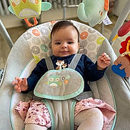 Gohana a rejoint le concours — aidez-le/la à gagner de superbes lots ! baby, baby_rocker, baby_seat, child, clothing, comfort, cute, expression, face, floor, indoors, infant, pants, person, plush_toy, sitting, smile, soft_toys, tights, toy