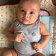 Kassim participe au concours pour gagner de l'argent avec cette photo : arm, baby, bear_pattern, child, chubby, cute, expression, face, foot, hand, indoor, infant, leg, looking, lying_down, onesie, pattern, quilt, skin, soft_light