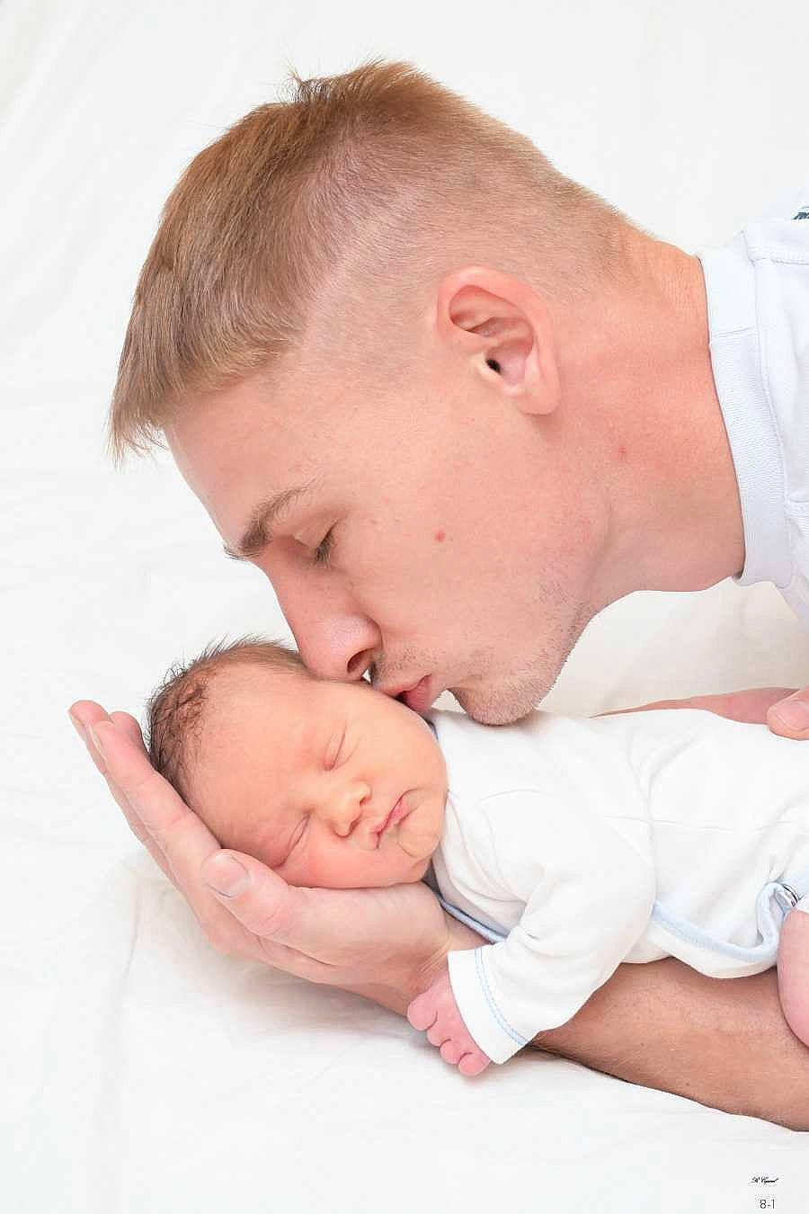 Kaliana participe au concours pour gagner de l'argent avec cette photo : abdomen, baby, baby_sleeping, baby_toddler_clothing, bedtime, cheek, child, comfort, ear, elbow, event, gesture, happy, linens, love, nap, person, portrait_photography, skin, sleep