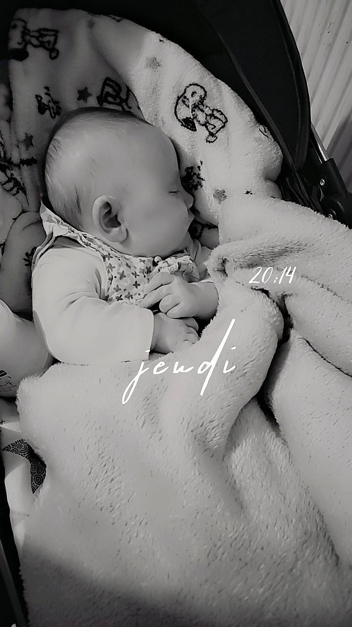 Kaliana a rejoint le concours — aidez-le/la à gagner de superbes lots ! abdomen, baby, baby_sleeping, baby_toddler_clothing, bedtime, child, comfort, finger, flash_photography, gesture, happy, hug, love, monochrome, monochrome_photography, people_in_nature, person, sitting, skin, toddler