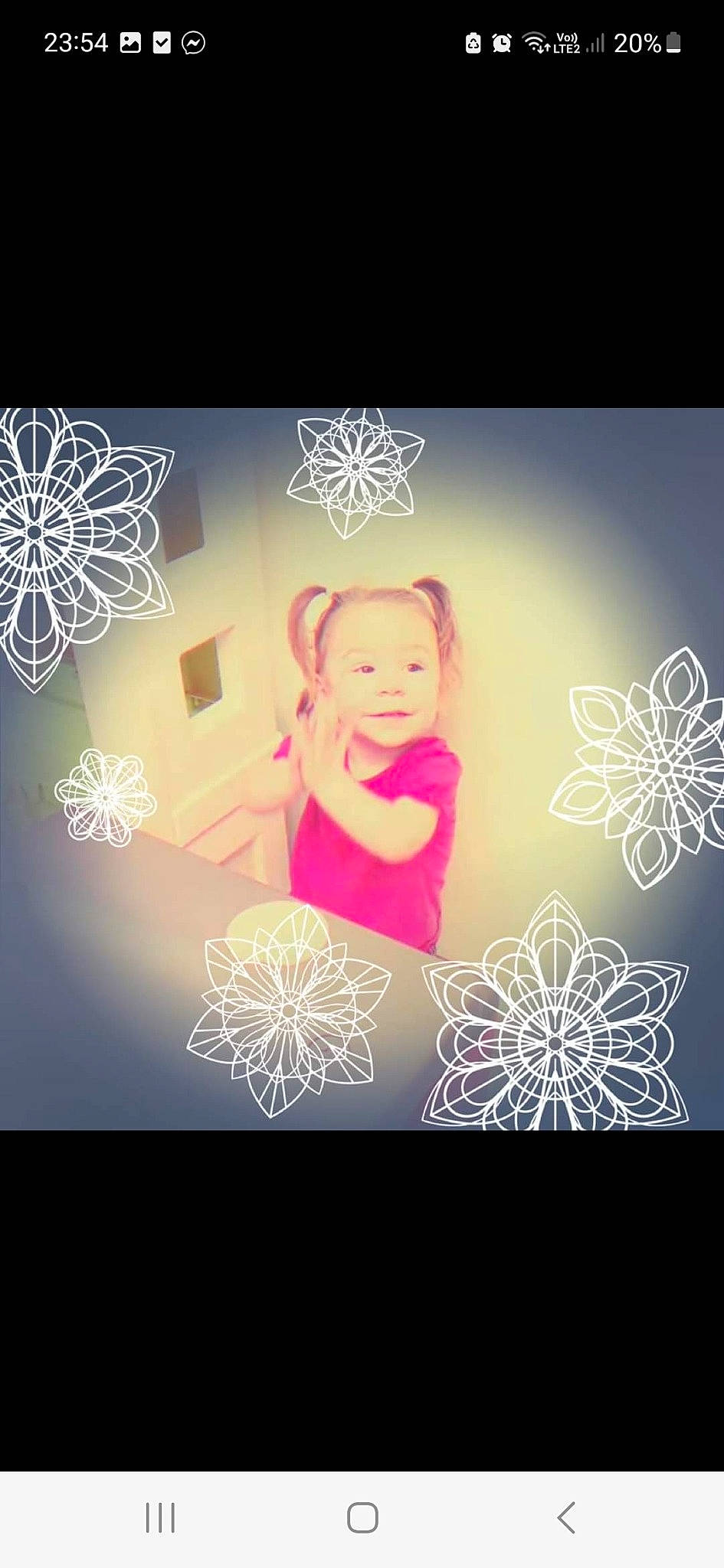 Lilou a rejoint le concours — aidez-le/la à gagner de superbes lots ! art, circle, design, event, finger, flash_photography, font, gesture, graphic_design, graphics, happy, lens_flare, light, lighting, magenta, organism, pattern, person, rectangle, toddler