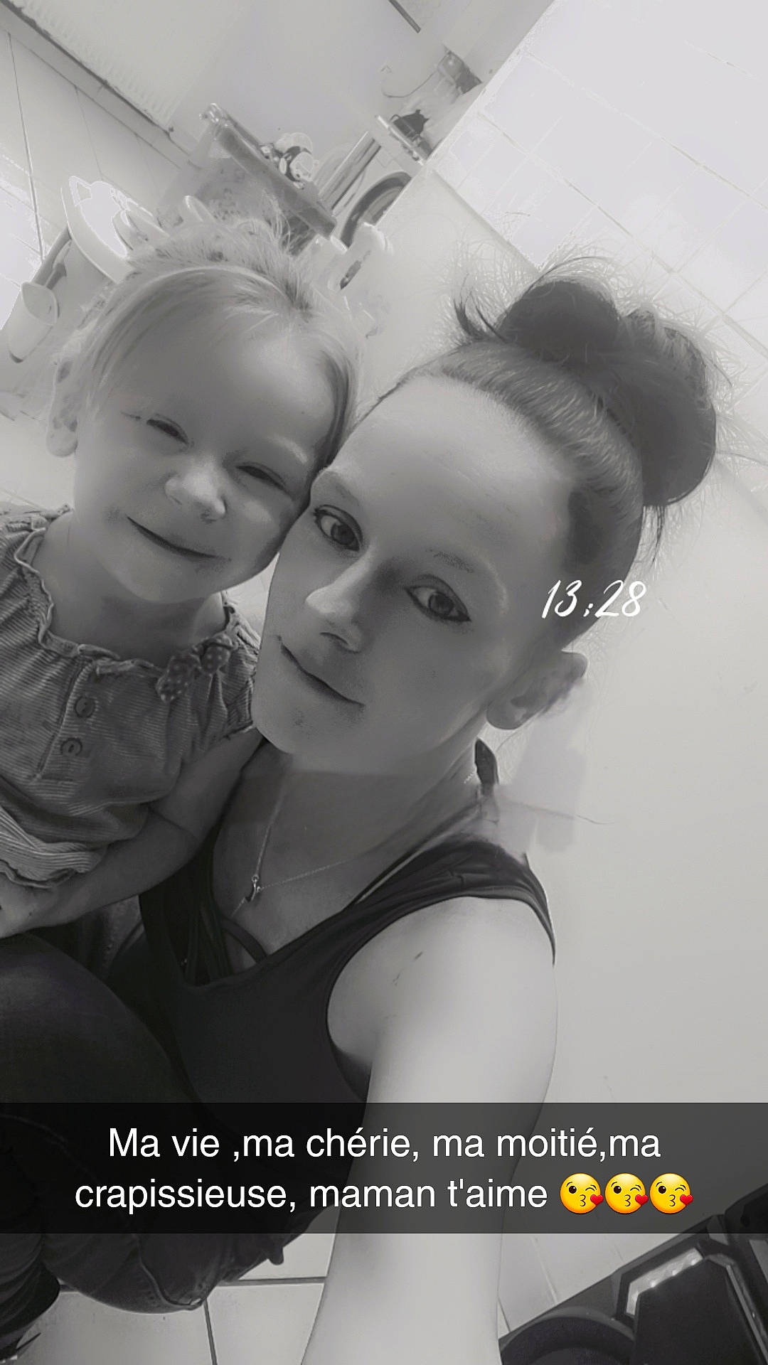 Lilou a rejoint le concours — aidez-le/la à gagner de superbes lots ! blond, child, eyebrow, eyelash, flash_photography, fun, gesture, hairstyle, happy, interaction, iris, jewellery, joy, monochrome, monochrome_photography, person, photo_caption, poster, smile, stock_photography