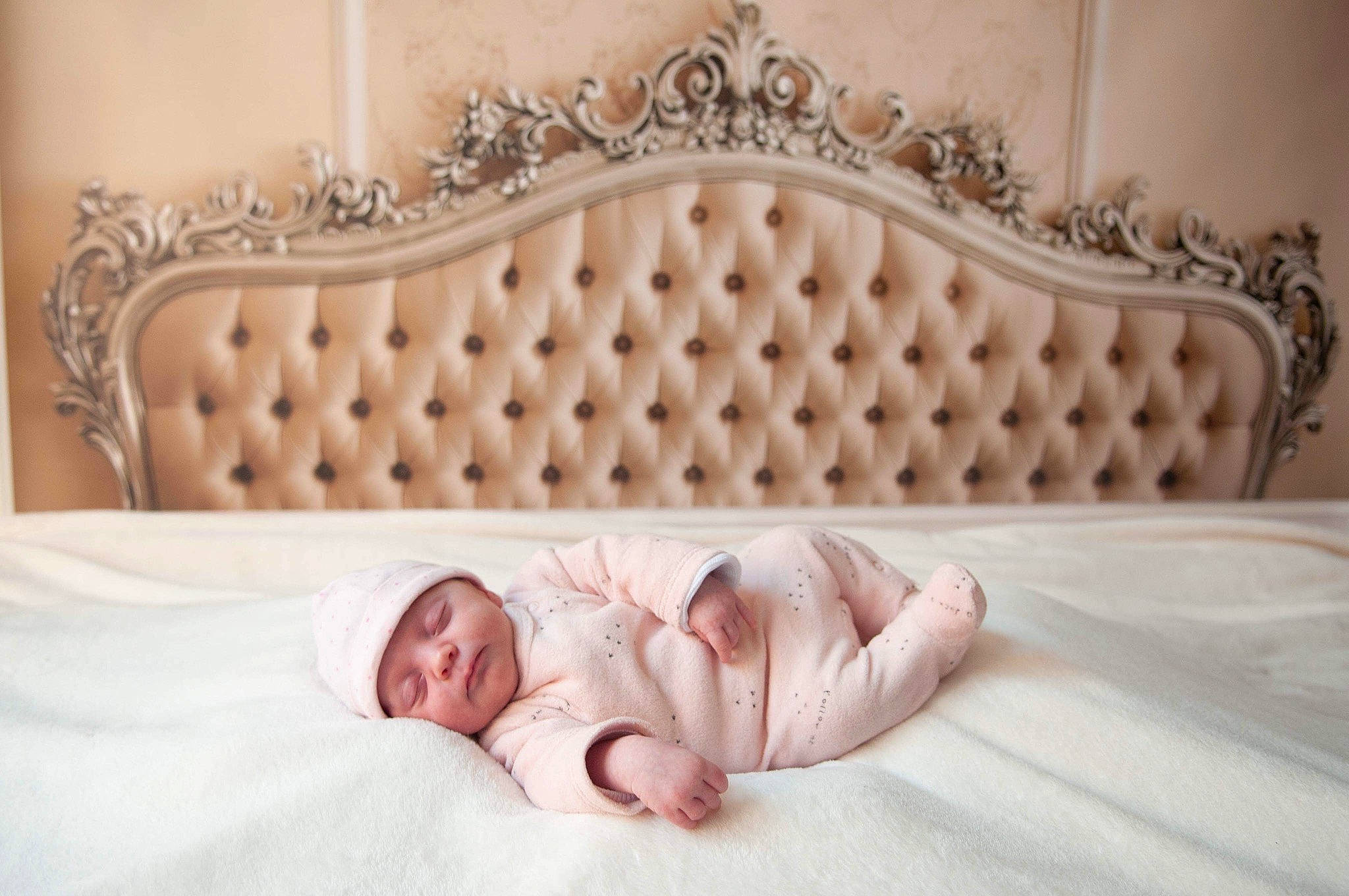 Amaia participe au concours pour gagner de l'argent avec cette photo : art, baby, baby_products, baby_toddler_clothing, bed, bed_frame, bed_sheet, bedding, comfort, flooring, foot, hardwood, headwear, linens, pattern, peach, person, photograph, rectangle, room