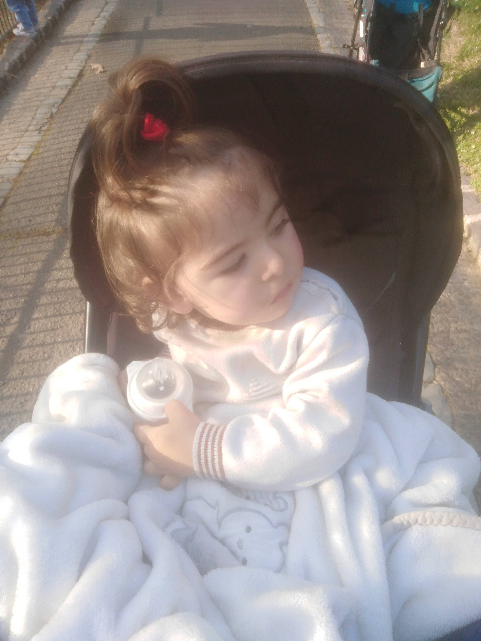 Daniel participe au concours pour gagner de l'argent avec cette photo : baby, baby_products, baby_toddler_clothing, blue, cheek, child, chin, eye, fun, gesture, hat, iris, mammal, mouth, nose, person, sitting, skin, smile, thumb