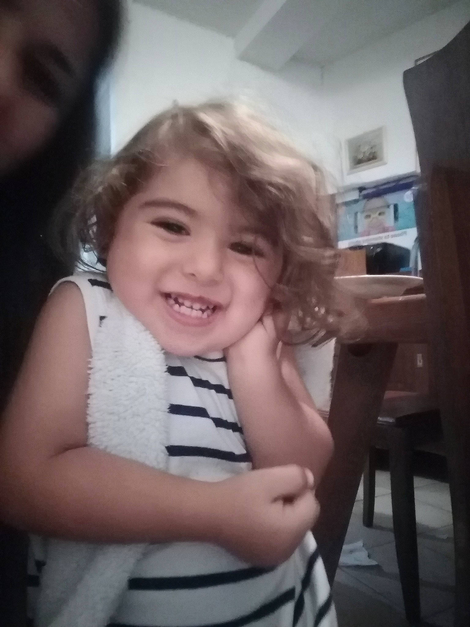 Daniel a rejoint le concours — aidez-le/la à gagner de superbes lots ! arm, cheek, child, event, eyelash, finger, flash_photography, fun, gesture, happy, iris, joy, lip, long_hair, neck, nose, person, skin, smile, t_shirt