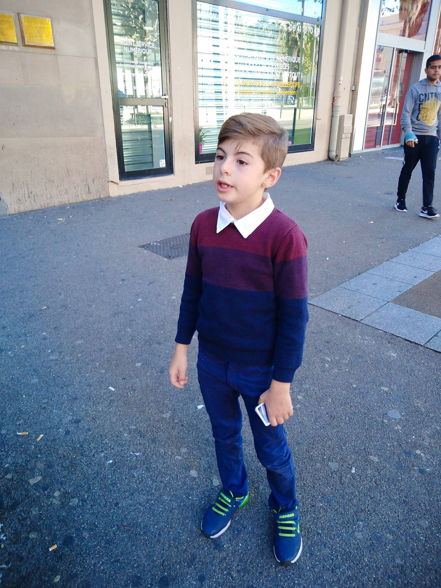 Gabriel participe au concours pour gagner de l'argent avec cette photo : asphalt, child, clothing, cool, denim, electric_blue, flooring, footwear, fun, leg, leisure, person, public_space, road_surface, shoe, sidewalk, sleeve, sneakers, street_fashion, toddler