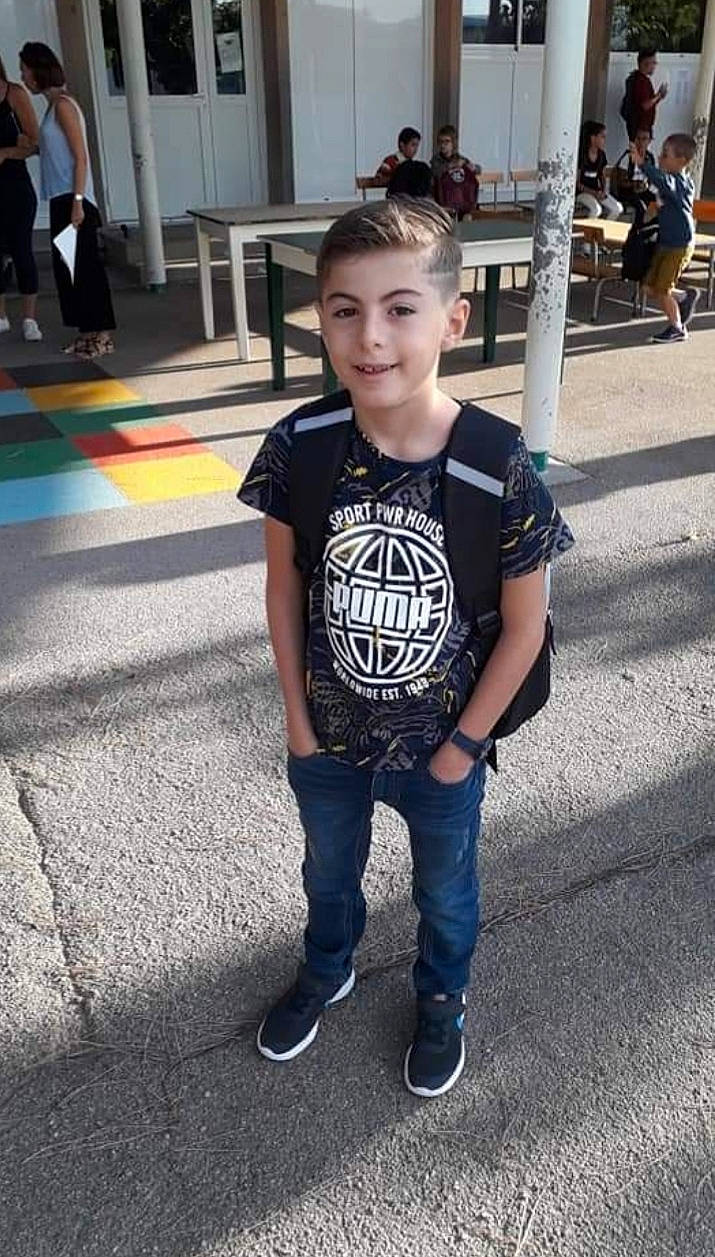 Gabriel a rejoint le concours — aidez-le/la à gagner de superbes lots ! asphalt, child, cool, denim, electric_blue, eyewear, fashion_design, flooring, fun, happy, joy, leg, leisure, person, recreation, sleeve, smile, sportswear, street_fashion, t_shirt