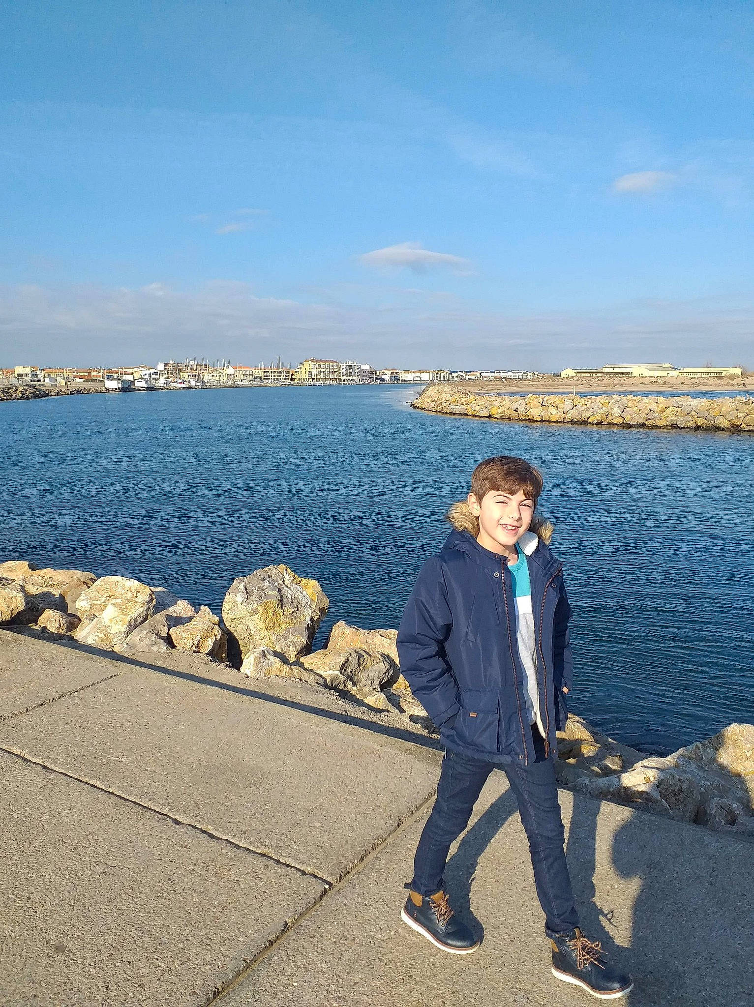 Gabriel participe au concours pour gagner de l'argent avec cette photo : azure, calm, cloud, coast, electric_blue, flash_photography, formal_wear, happy, horizon, joy, lake, landscape, leisure, ocean, people_in_nature, person, rock, shore, sky, travel