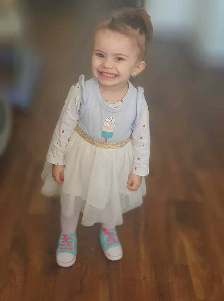 Léa participe au concours pour gagner de l'argent avec cette photo : baby, baby_toddler_clothing, cheek, child, dress, face, flooring, fun, grass, hand, happy, hardwood, joy, mammal, pattern, person, skin, sleeve, smile, t_shirt