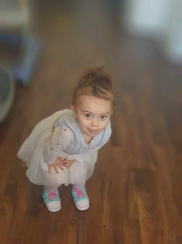 Lea participe au concours pour gagner de l'argent avec cette photo : baby, baby_toddler_clothing, cheek, eye, eyebrow, face, floor, flooring, grass, hair, happy, hardwood, head, iris, laminate_flooring, nose, person, smile, toddler, wood