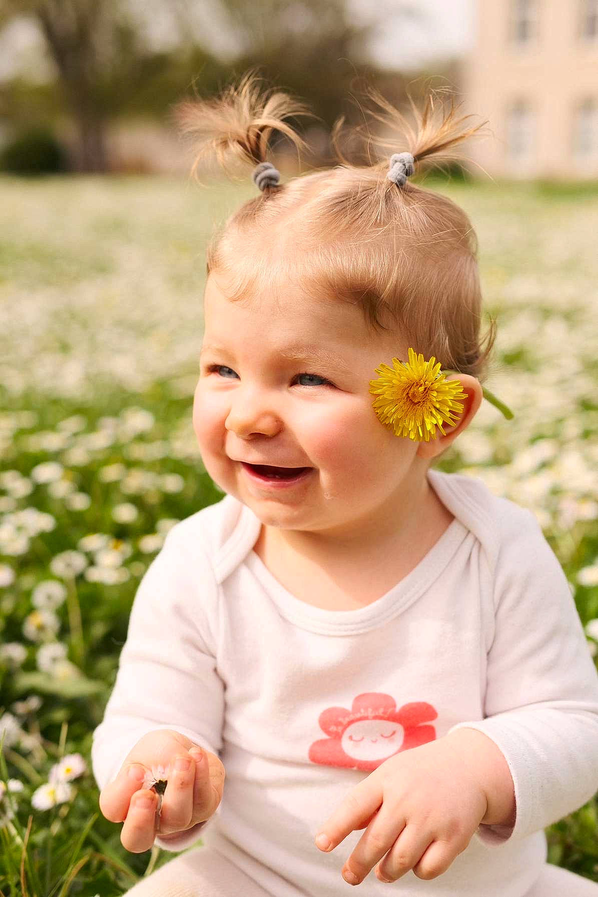 Giulia participe au concours pour gagner de l'argent avec cette photo : baby_toddler_clothing, eye, face, facial_expression, flower, gesture, grass, hand, happy, head, iris, joy, leaf, lip, people_in_nature, person, photograph, plant, skin, smile