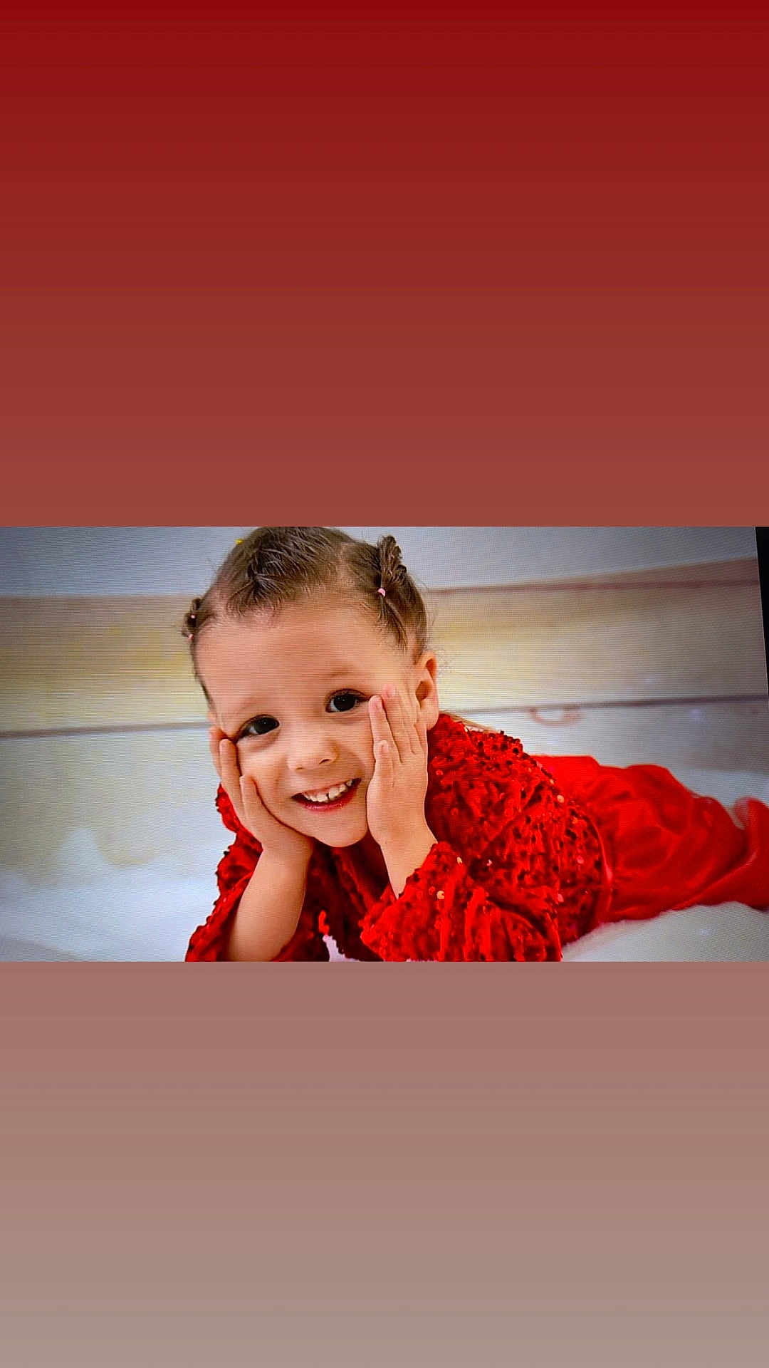 Ylonna a rejoint le concours — aidez-le/la à gagner de superbes lots ! child, smiling, red_clothing, sequin, portrait, happy, face, hands, cute, lying_down, indoors, young_child, hair_tied, joyful, expression, playful, person, closeup, bright, fashion