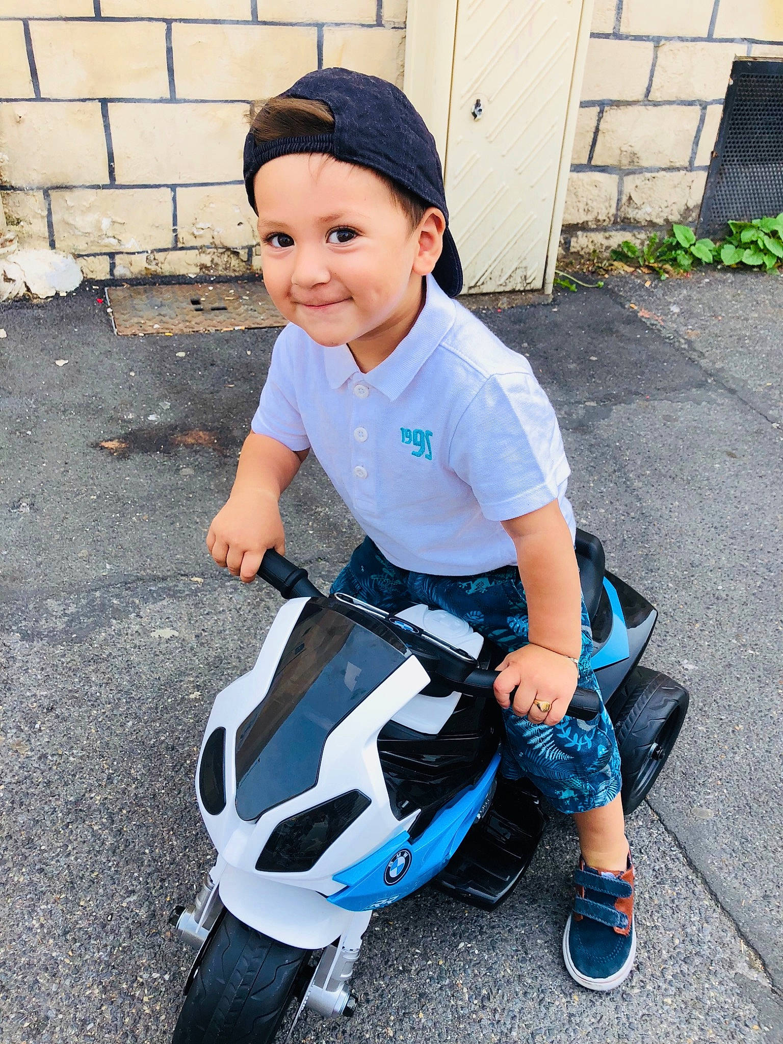 Austin a rejoint le concours — aidez-le/la à gagner de superbes lots ! baby_carriage, baby_products, bicycle_accessory, blue, child, cool, fashion_accessory, footwear, girl, headgear, joy, person, personal_protective_equipment, product, shoe, smile, sports_equipment, toddler, vehicle